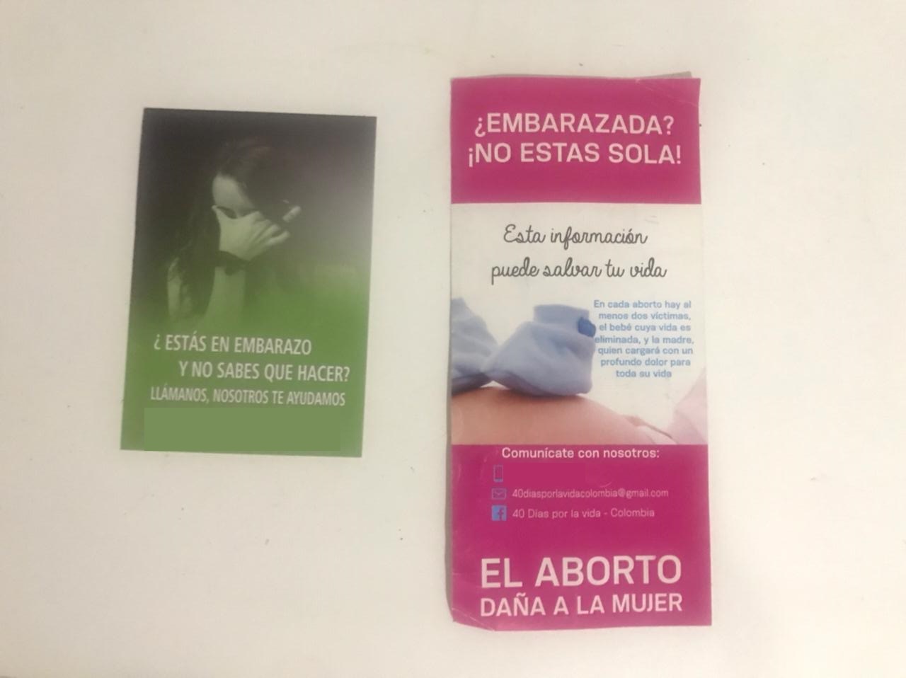 La Fundación Coalición por la Vida entrega estos volantes en las 'consejerías de acera'. Dejaron de usar el volante de la derecha pues el mensaje explícito contra el aborto no atraía a las mujeres que buscaban abortar. El volante de la izquierda, en cambio, es de color verde, como el movimiento Casua Justa, para que quien lo reciba piense que es de una organización donde se puede abortar.