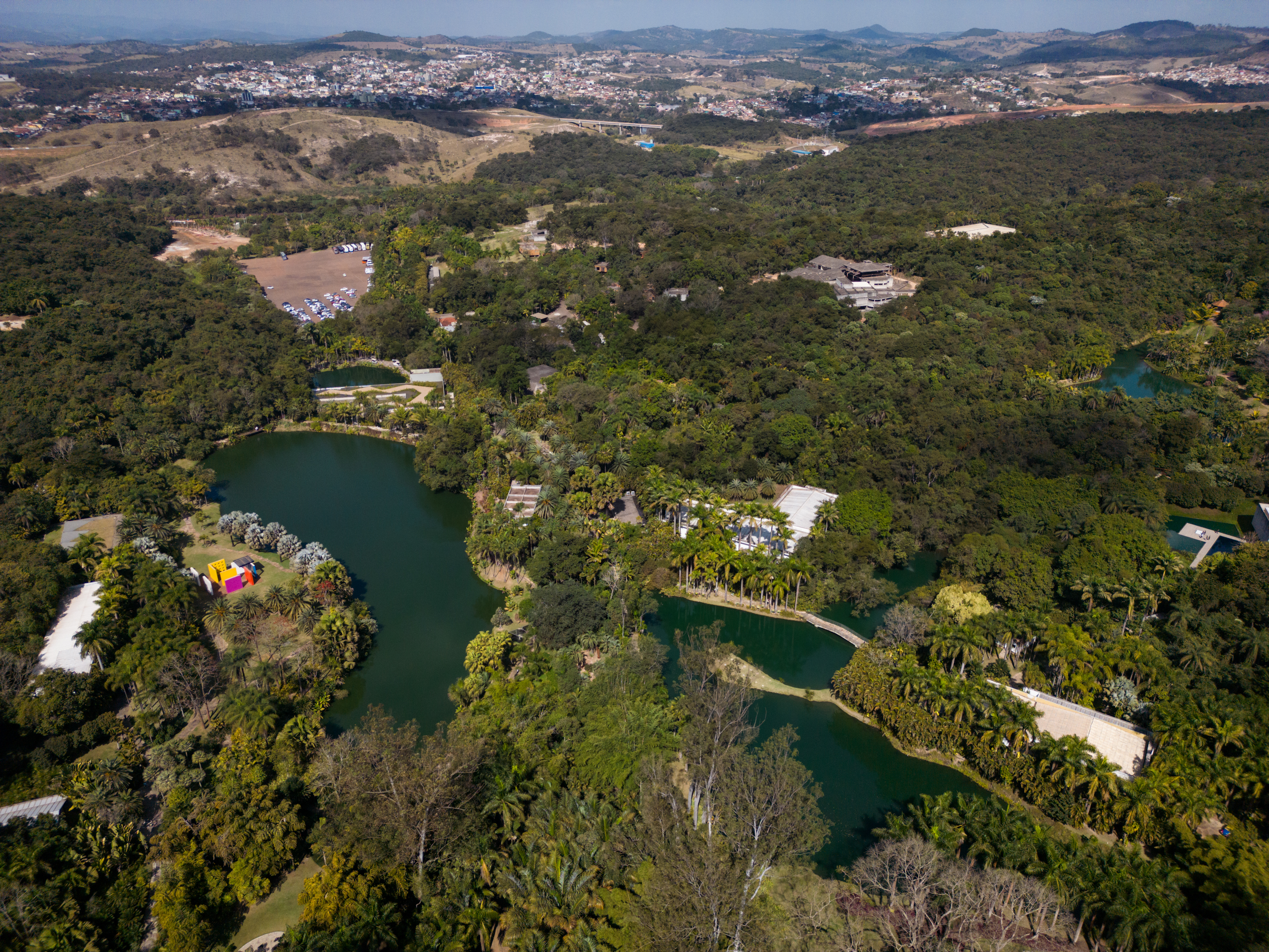 ACOMPAÑA CRÓNICA: BRASIL ARTE***BRA100. BRUMADINHO (BRASIL), 14/07/2023.- Foto aérea que muestra una vista general del Museo de Arte del Instituto Inhotim, el 13 de julio de 2023 en la ciudad de Brumadinho, estado de Minas Gerais (Brasil). Inhotim, el museo brasileño de arte contemporáneo al aire libre más grande de Latinoamérica y uno de los mayores escenarios del mundo en su estilo, se levanta hoy fortalecido luego de una serie de eventos desafortunados que llegaron a poner en duda su continuidad. EFE/ Isaac Fontana
