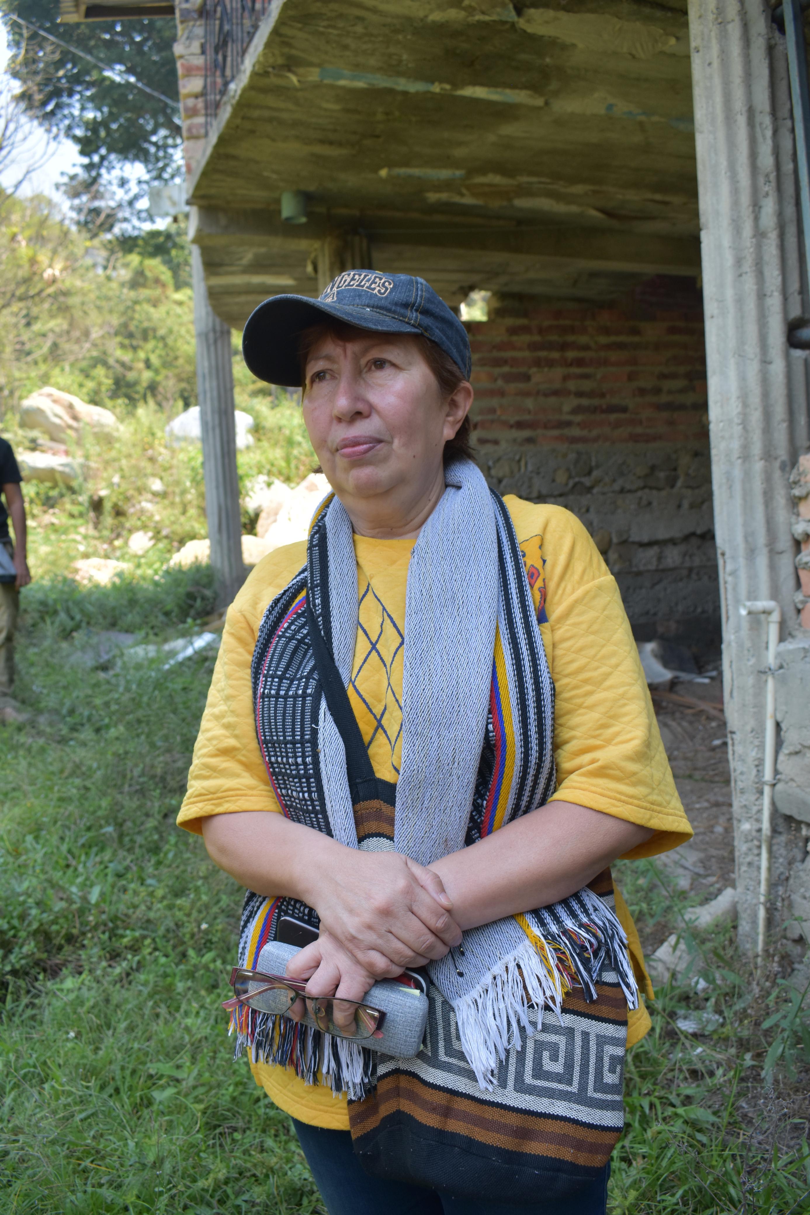 Liz Gómez, una de las damnificadas por la avalancha, visita lo que quedó de su casa.