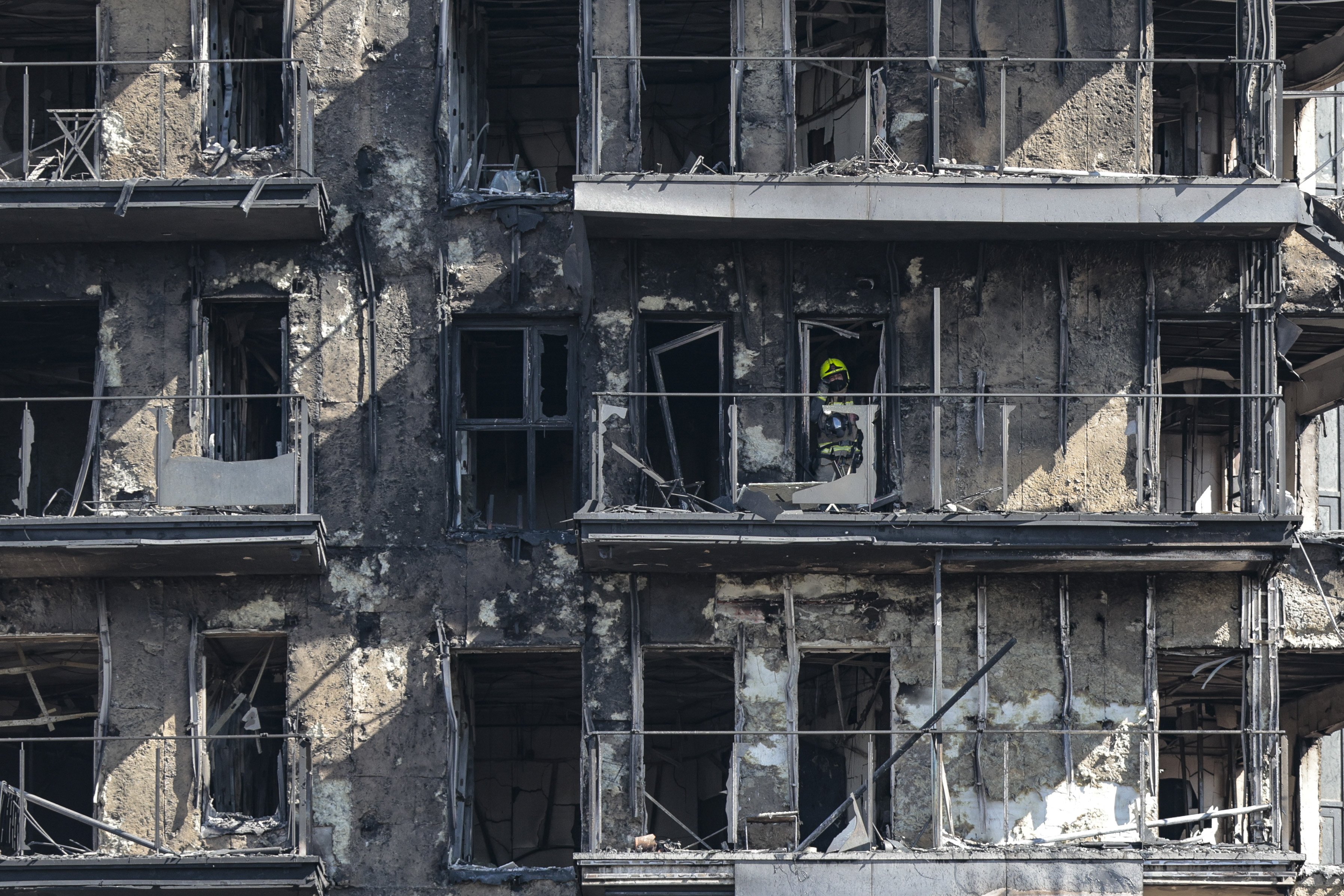 Suben a 10 los muertos en incendio de Valencia; sigue la búsqueda de desaparecidos