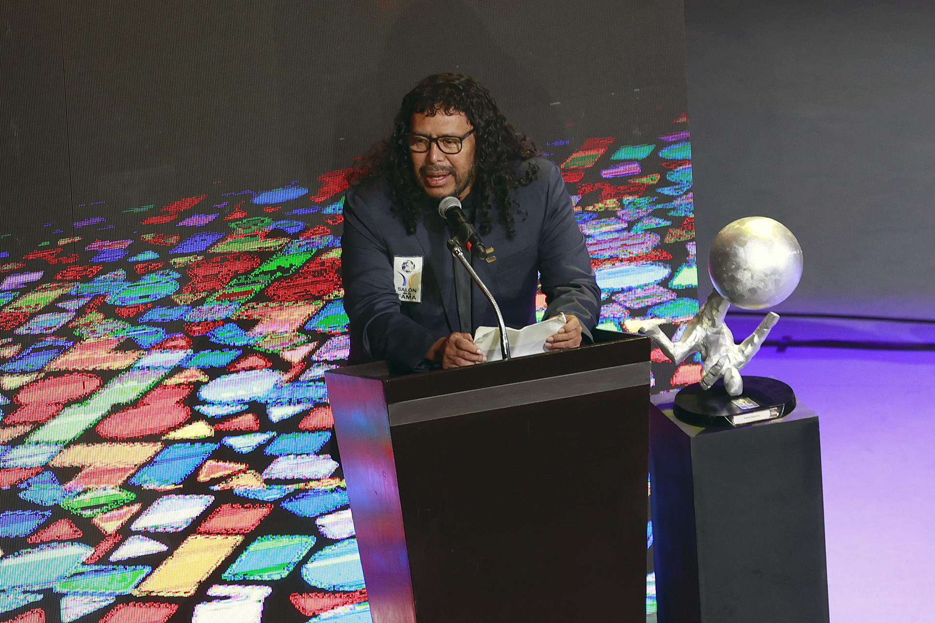 MEX8391. PACHUCA (MÉXICO), 11/11/2025.- El exfutbolista colombiano René Higuita habla durante la ceremonia de Investidura del Salón de la Fama del Fútbol Nacional e Internacional 2025 este martes, en el Auditorio Gota de Plata de la ciudad de Pachuca (México). EFE/ David Martínez Pelcastre
