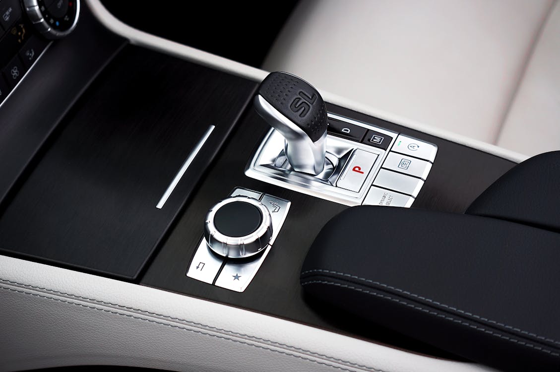 ¿Cómo se debe detener un carro automático correctamente?