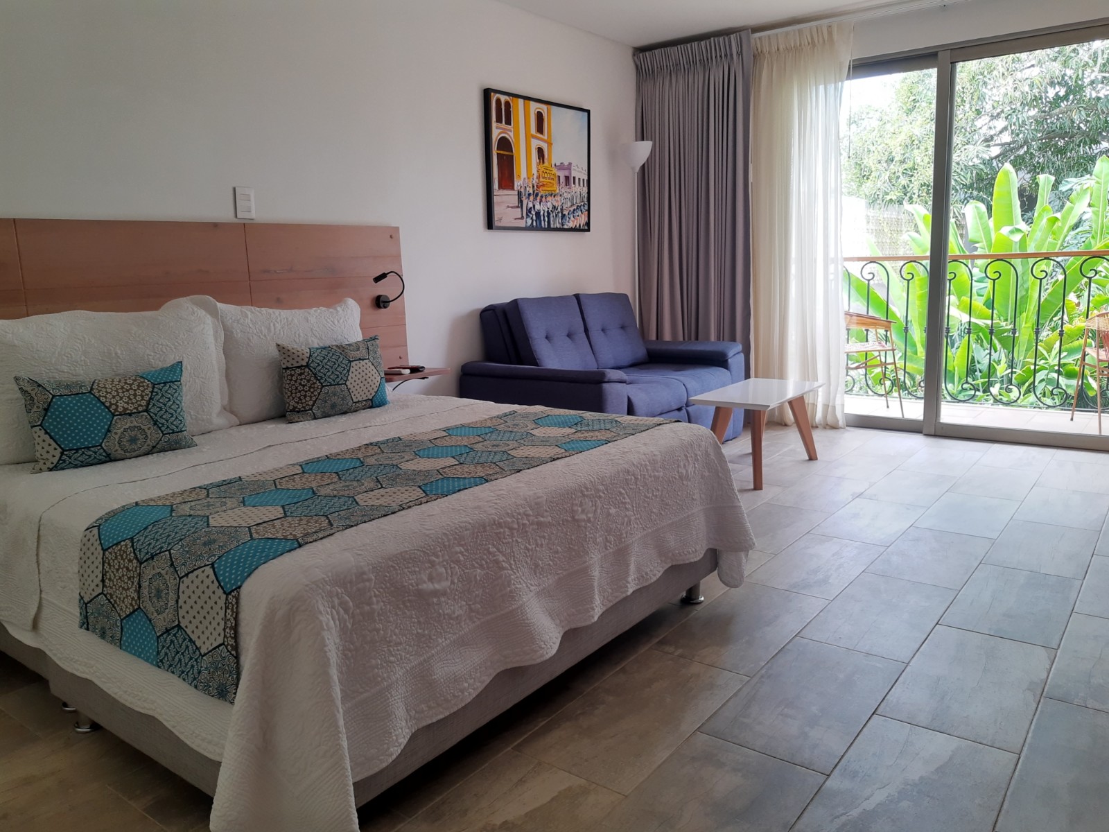 La Gloria Hotel cuenta con habitaciones cómodas, grandes y con un amplio balcón para disfrutar del verde de Mompox.