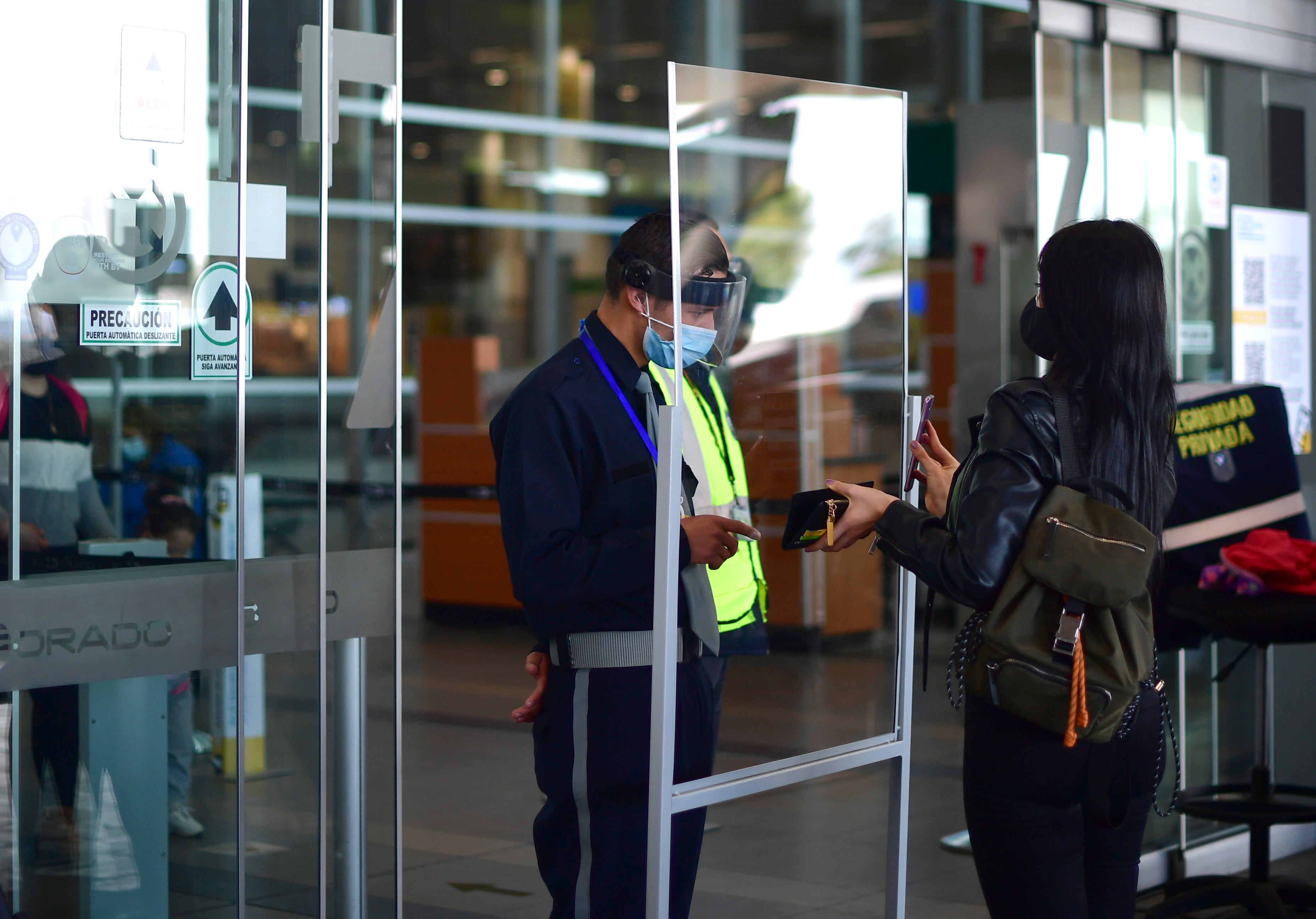 Llegada y salida de pasajeros de esta terminal aérea, durante el segundo pico de la pandemia del Covid-19.