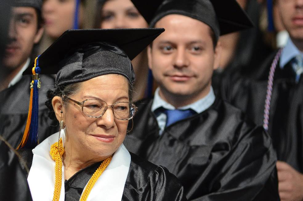 Colombiana de 80 años obtiene título universitario en EE.UU