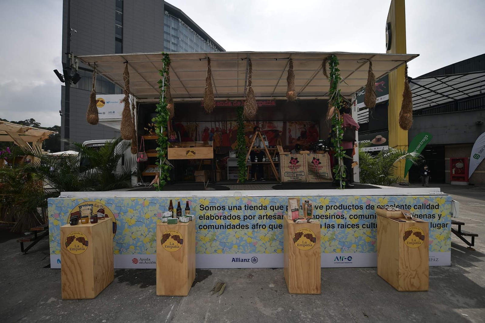 Más de 650 expositores participan en Expoartesanías 2021, el escenario para apoyar la reactivación del sector artesanal colombiano.