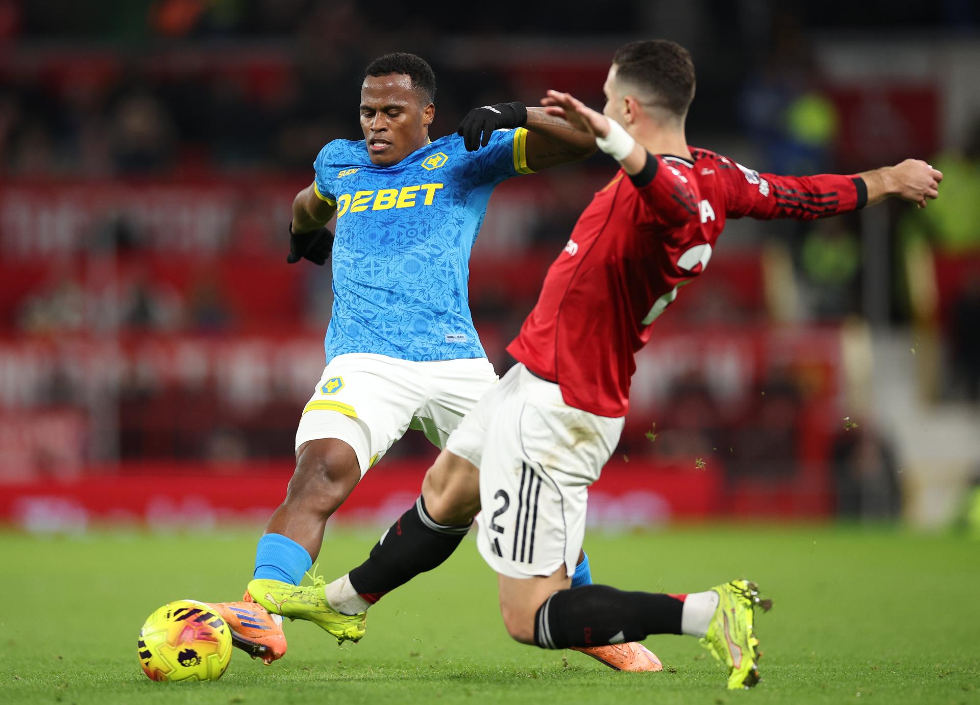 MANCHESTER (United Kingdom), 30/12/2025.- Wolves's Jhon Arias (L) in action against Manchester United's Diogo Dalot (R) during the English Premier League match between Manchester United and Wolverhampton Wanderers, in Manchester, Britain, 30 December 2025. (Reino Unido) EFE/EPA/ADAM VAUGHAN EDITORIAL USE ONLY. No use with unauthorized audio, video, data, fixture lists, club/league logos, 'live' services or NFTs. Online in-match use limited to 120 images, no video emulation. No use in betting, games or single club/league/player publications.
