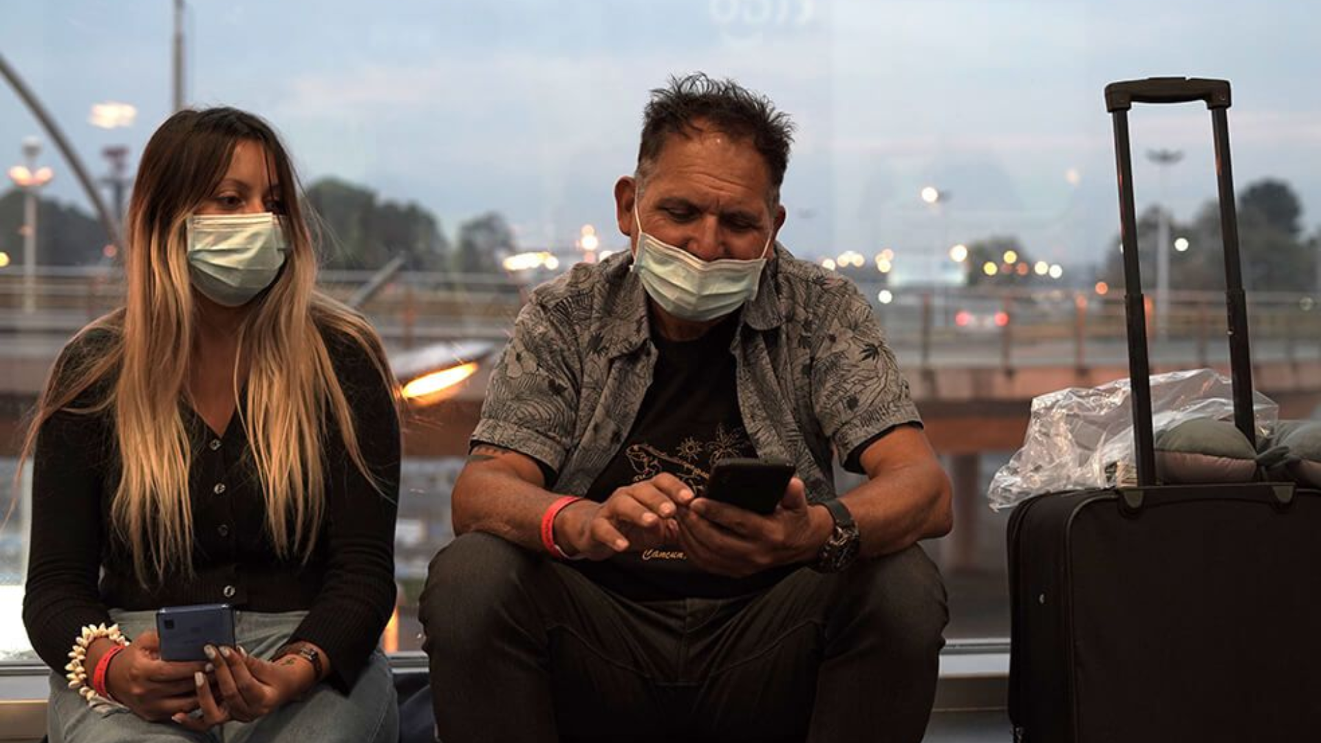 Un vuelo humanitario convertido en show