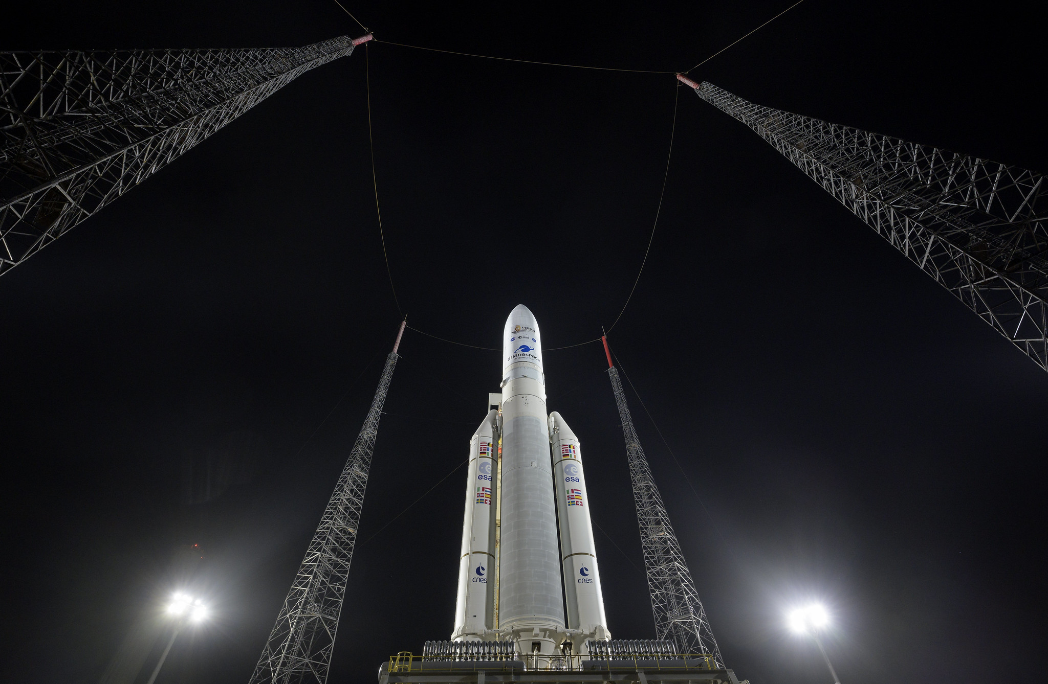 El cohete Ariane 5 de Arianespace con el telescopio espacial James Webb de la NASA a bordo, se ve en la plataforma de lanzamiento, el jueves 23 de diciembre de 2021, en el puerto espacial europeo, el Centro Espacial Guayanés en Kourou, Guayana Francesa.