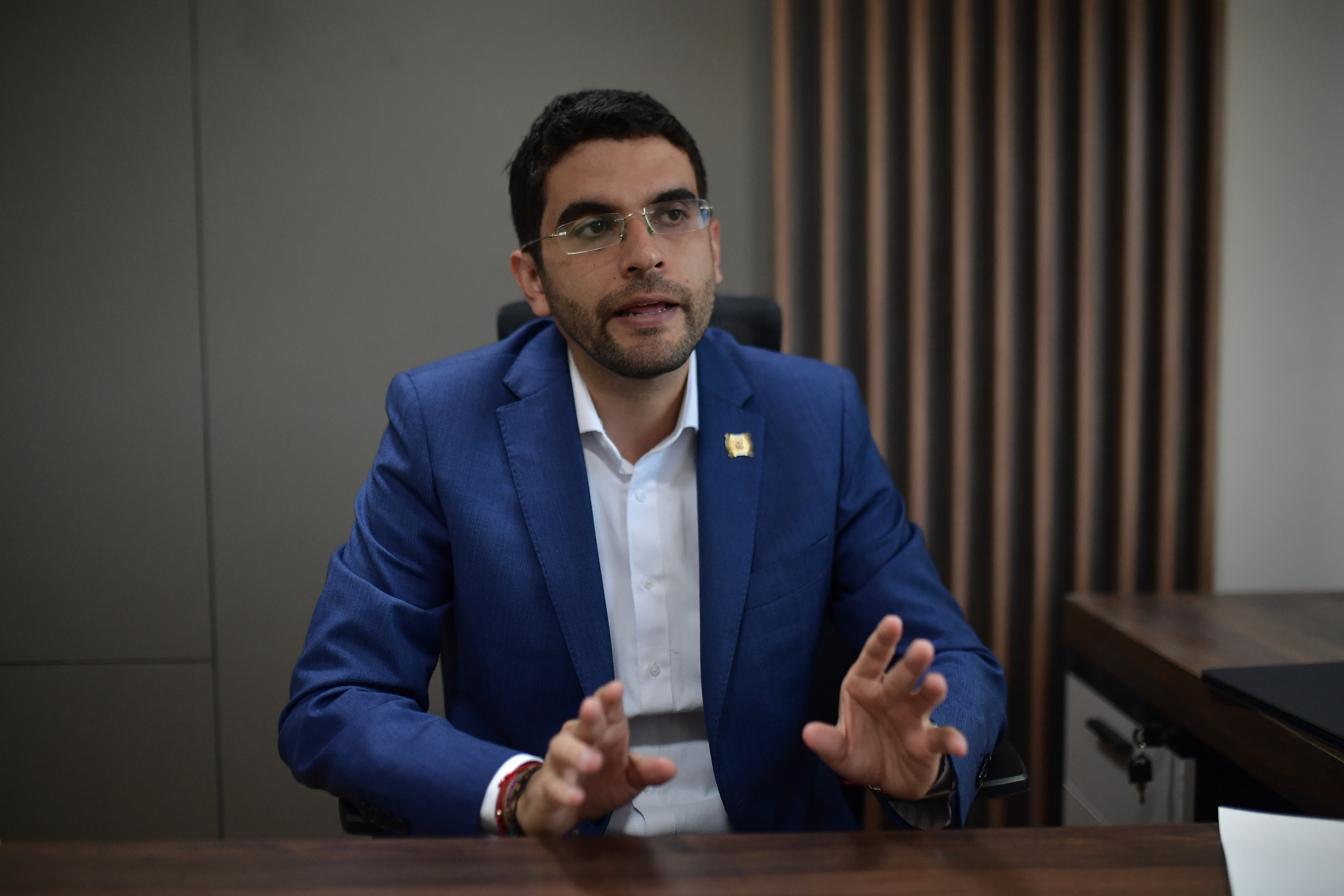 “Nos desmontamos de esas definiciones de etiquetas de derecha”: Cadavid sobre el uribismo