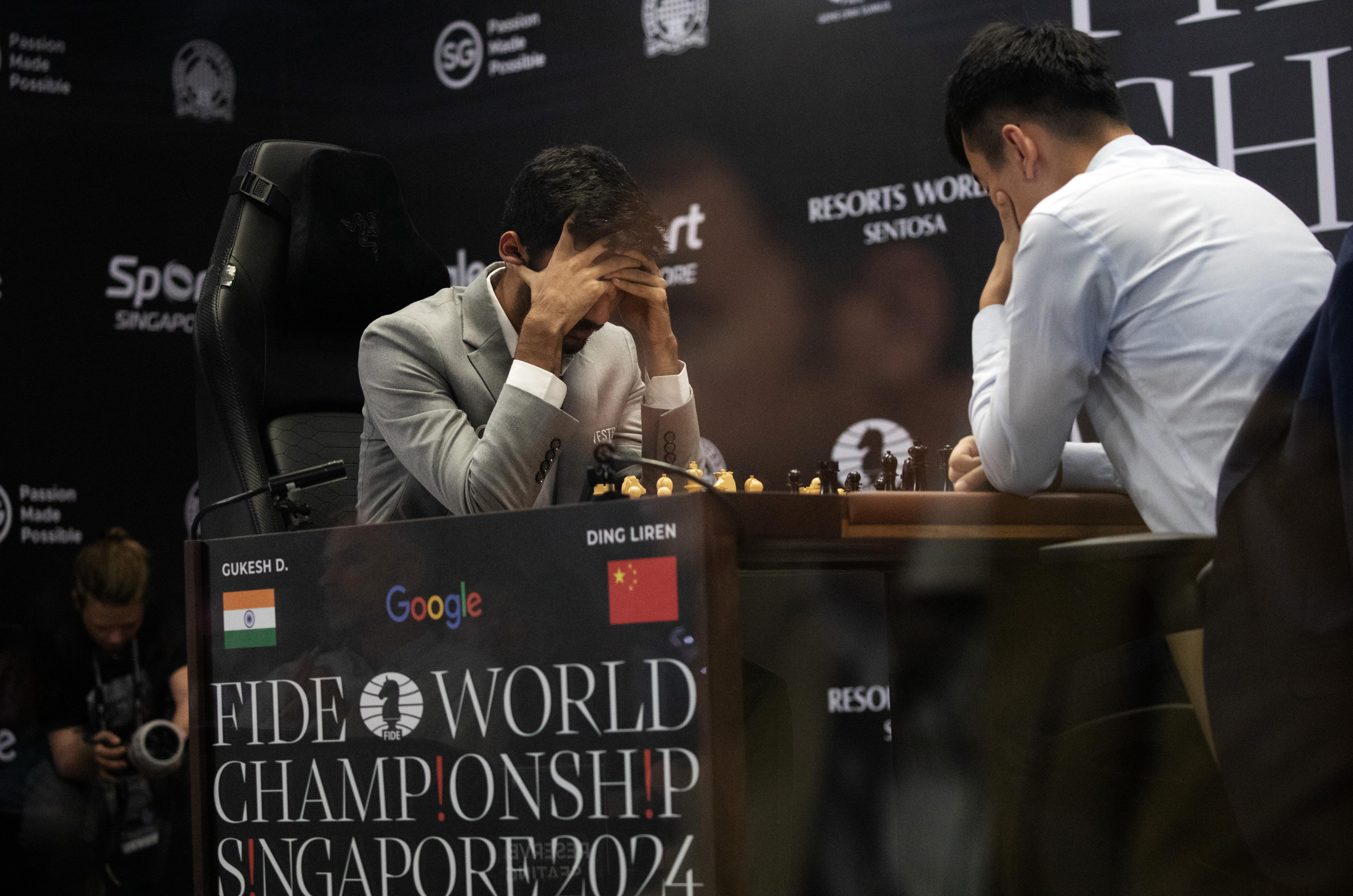 Singapore (Singapore), 25/11/2024.- Chess grandmasters Ding Liren (R) of China and Gukesh Dommaraju of India compete in the first round of the FIDE World Chess Championship in Singapore, 25 November 2024. (Singapur, Singapur) EFE/EPA/HOW HWEE YOUNG