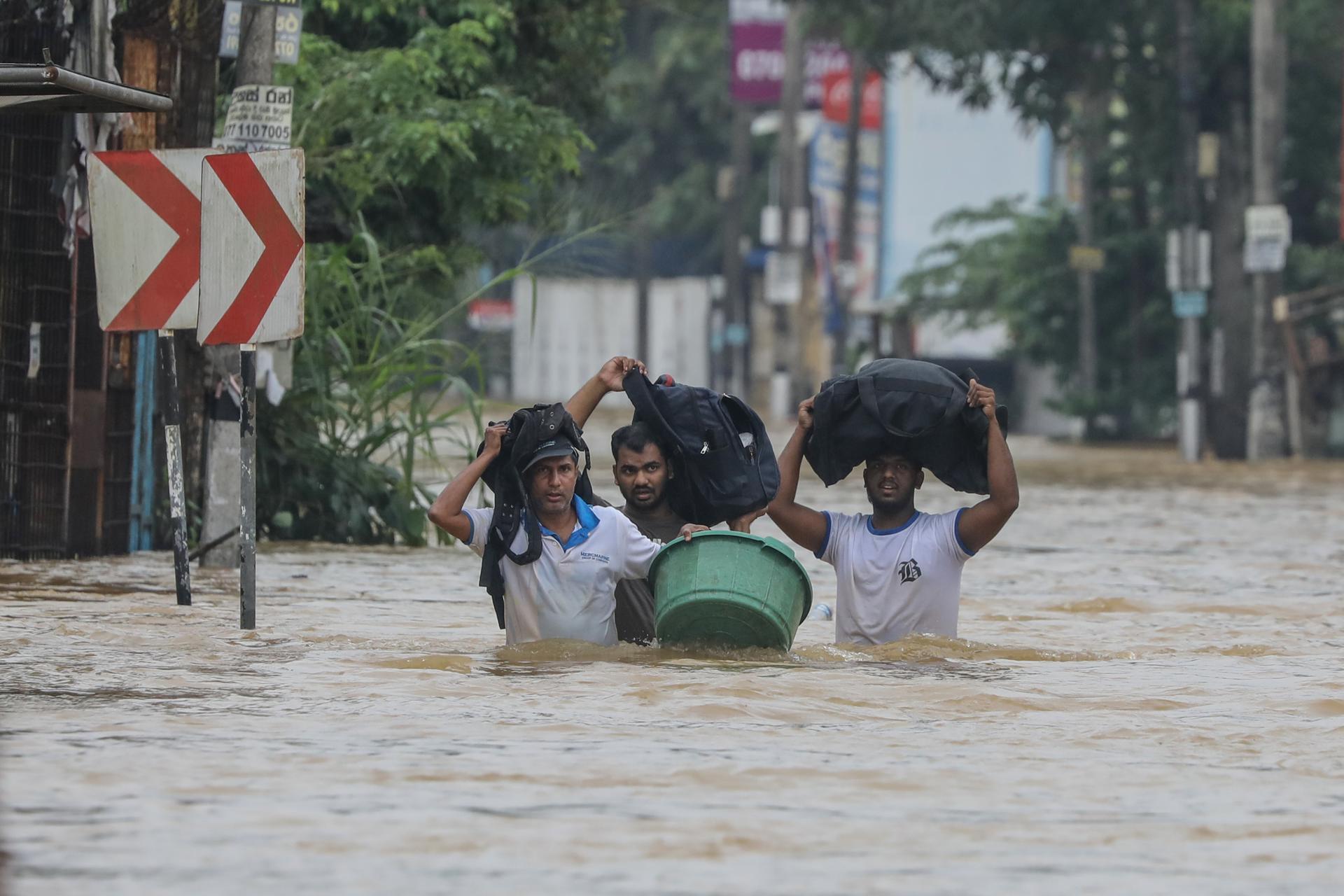 COLOMBO (Sri Lanka), 29/11/2025.- Sri Lankan flood victims wade through a flooded road during heavy rainfall in a suburb of Colombo, Sri Lanka, 29 November 2025. Many parts of the island have been inundated due to heavy rains. According to Sri Lanka’s Disaster Management Centre, more than 120 people have been killed and about 130 are missing across the country. (Inundaciones) EFE/EPA/CHAMILA KARUNARATHNE