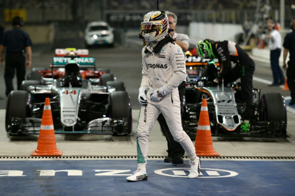 Hamilton se mantiene en lucha por el título de la F1: ganó la ‘pole’ en Abu Dabi
