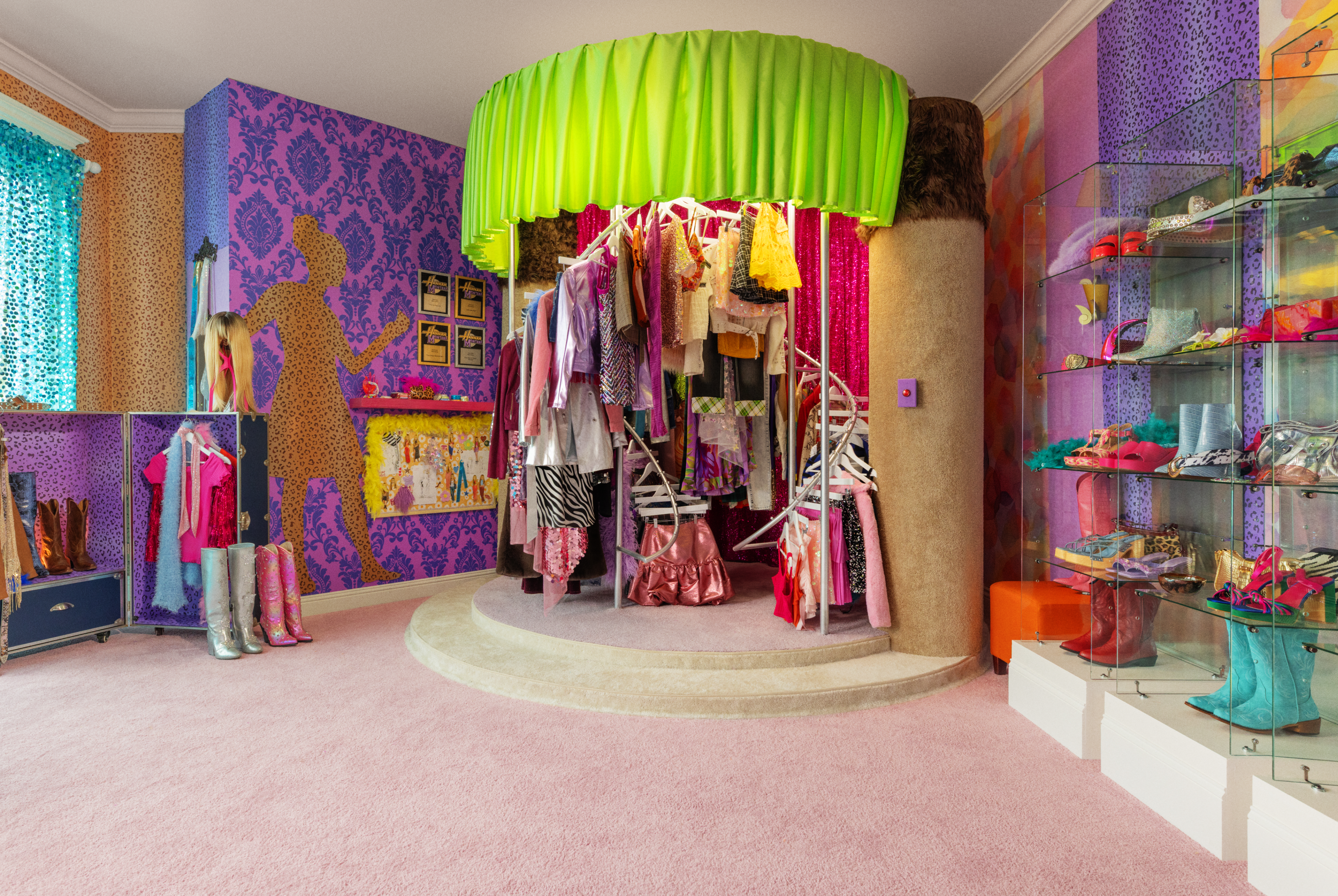 Mientras los fans celebran los 20 años de “Hannah Montana” de Disney, la plataforma Airbnb abre las puertas de su casa en la playa de Malibú.