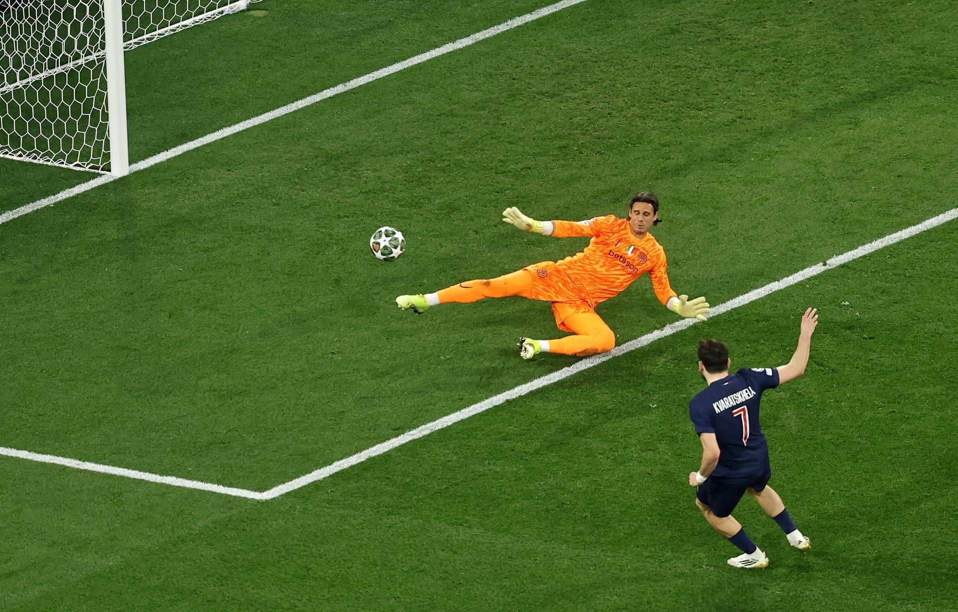Munich (Germany), 31/05/2025.- Khvicha Kvaratskhelia of PSG scores the 4th goal of his team against Inter goalkeeper Yann Sommer during the UEFA Champions League final between Paris Saint-Germain and Internazionale Milano in Munich, Germany 31 May 2025. (Liga de Campeones, Alemania) EFE/EPA/FRIEDEMANN VOGEL
