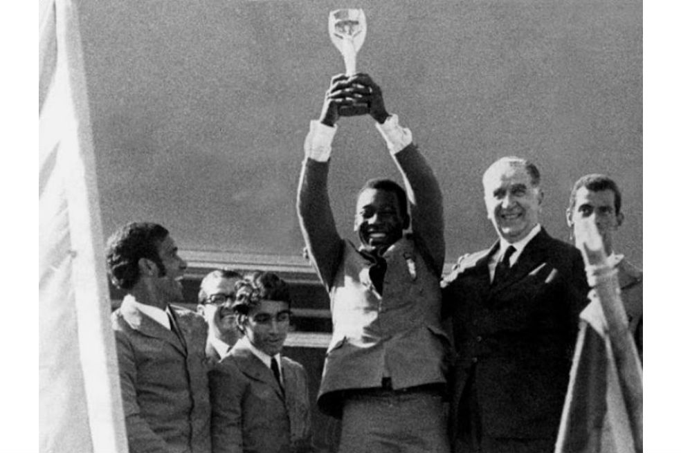 Cuando Pelé fue relegado a la banca