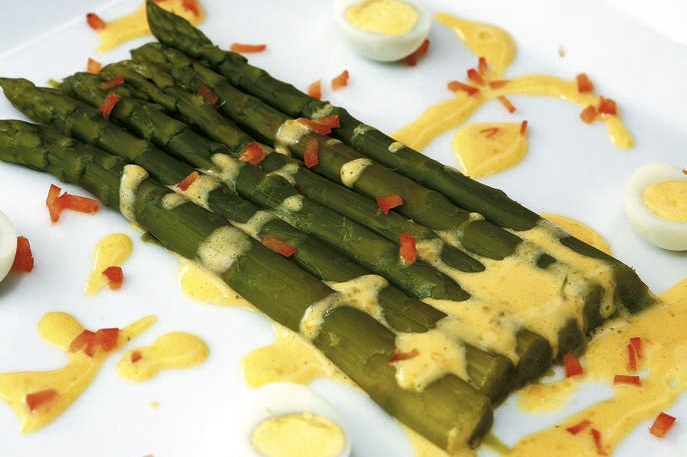 Espárragos con sabayón de toronjil y limón