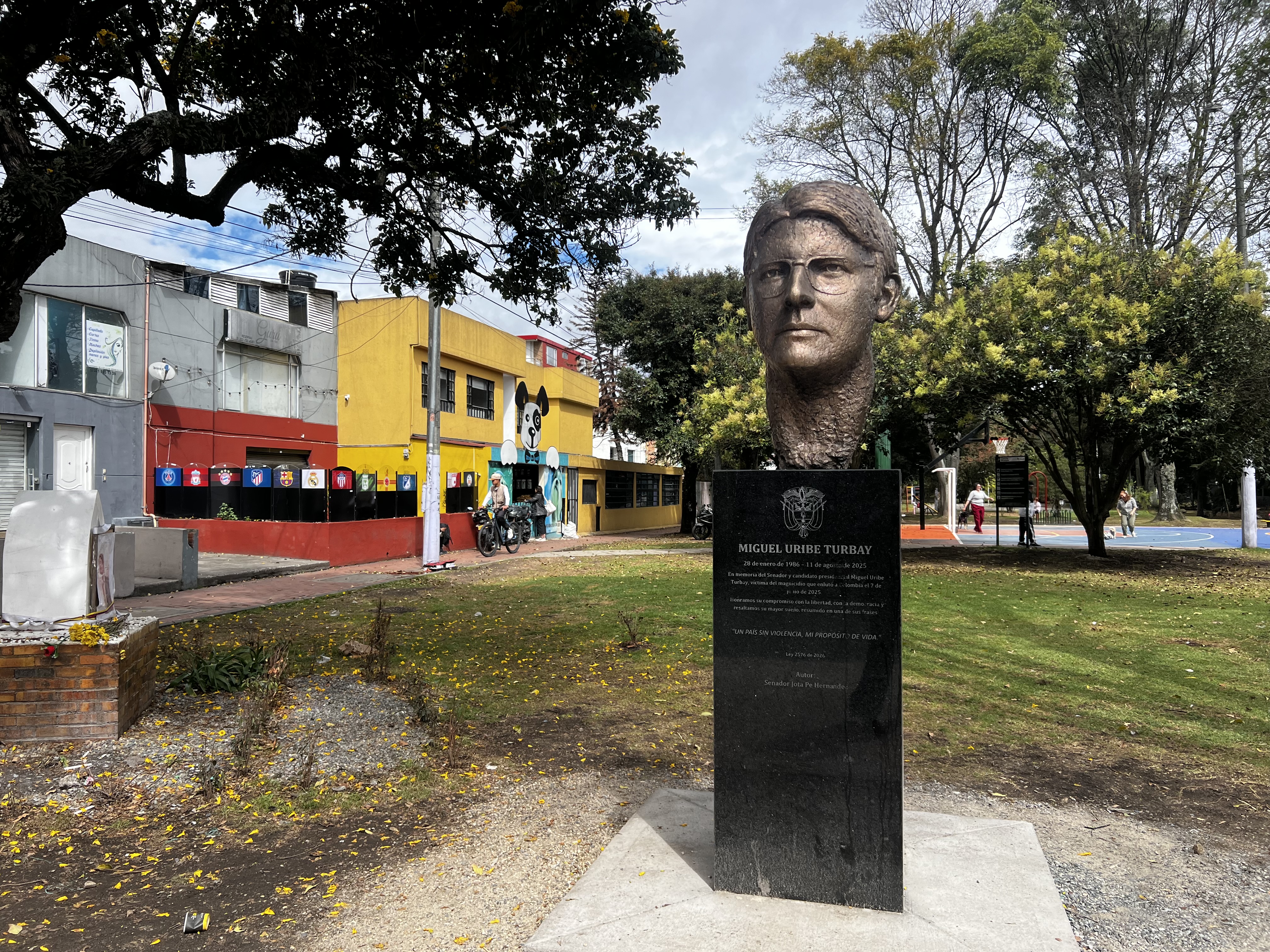 Una estatua en Modelia abre distintas miradas sobre la memoria de Miguel Uribe Turbay