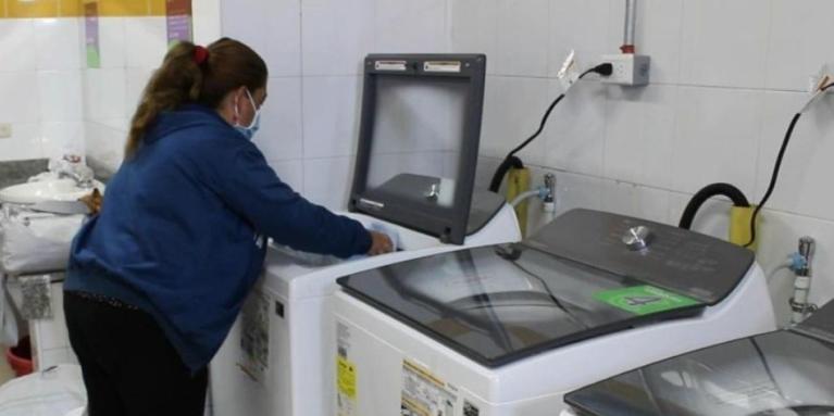 Con lavanderías gratuitas buscan ayudar a mujeres cuidadoras del sur de Bogotá