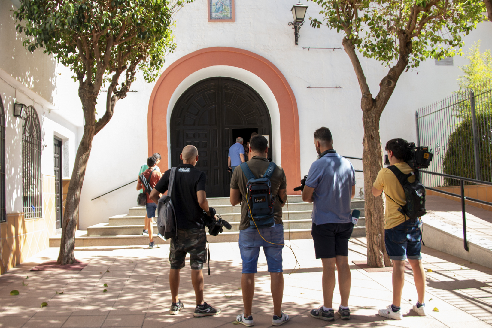 MOTRIL (GRANADA), 28/08/2023.- Varios periodistas a las puertas de la iglesia de la Divina Pastora de Motril donde esta mañana se ha encerrado Ángeles Béjar (i), la madre de Luis Rubiales, presidente de la Real Federación Española de Fútbol suspendido temporalmente, y declarado en huelga de hambre hasta que se encuentre una solución a la "cacería, inhumana y sangrienta que", ha dicho, "están haciendo con mi hijo con algo que no se merece". EFE/Alba Feixas