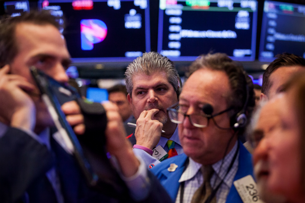 Acciones EE.UU. caen por tensiones comerciales, dólar se debilita