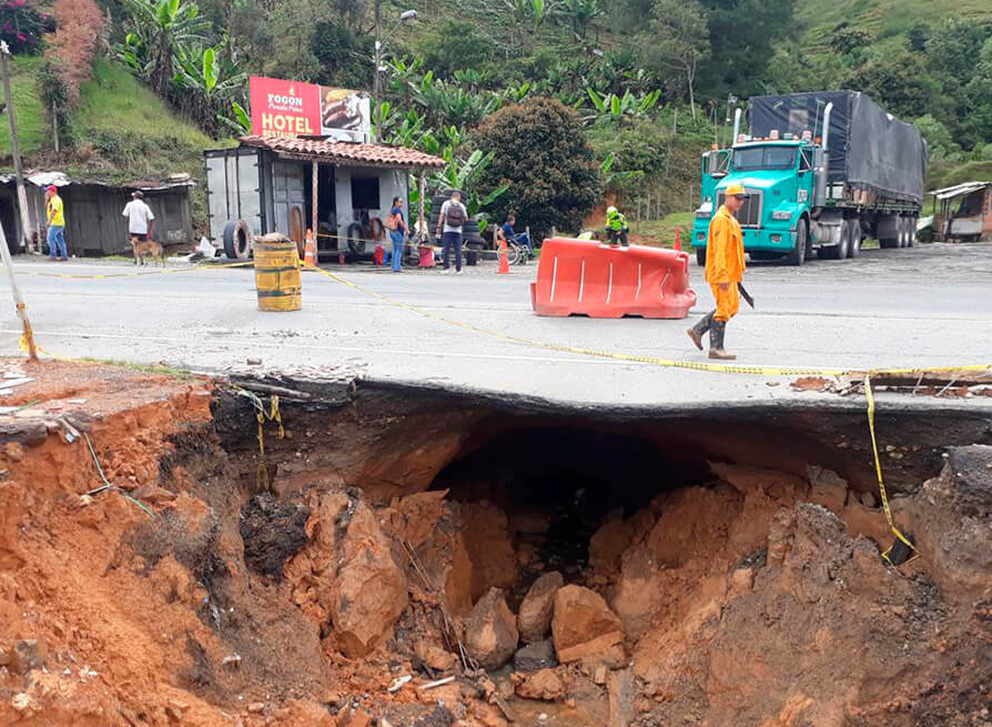 Socavón en la autopista Medellín-Bogotá es producto de obras mal ejecutadas
