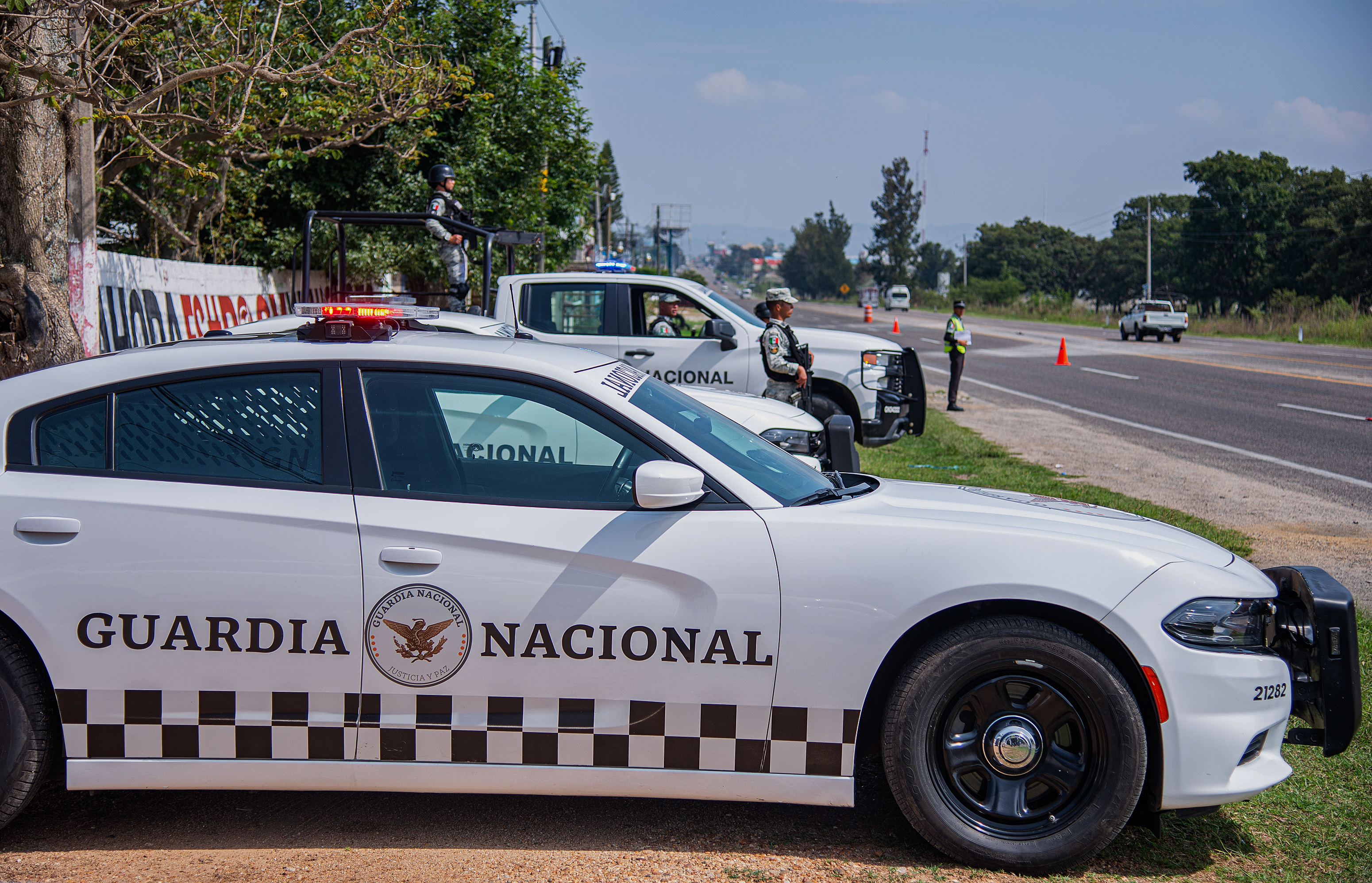 MEX7816. FRONTERA COMALAPA (MÉXICO), 06/02/2024.- Fotografía de archivo fechada el 31 de mayo de 2023 donde se observa a elementos de la Guardia Nacional en un reten instalados en el municipio de Frontera Comalapa, en el estado de Chiapas (México). Las iniciativas constitucionales del presidente, Andrés Manuel López Obrador, refuerzan el poder de las Fuerzas Armadas, como muestra su iniciativa que traslada al Ejército el control de la Guardia Nacional, una “policía militar que no ha funcionado”, según denuncian analistas y la oposición. EFE/Carlos López/ARCHIVO