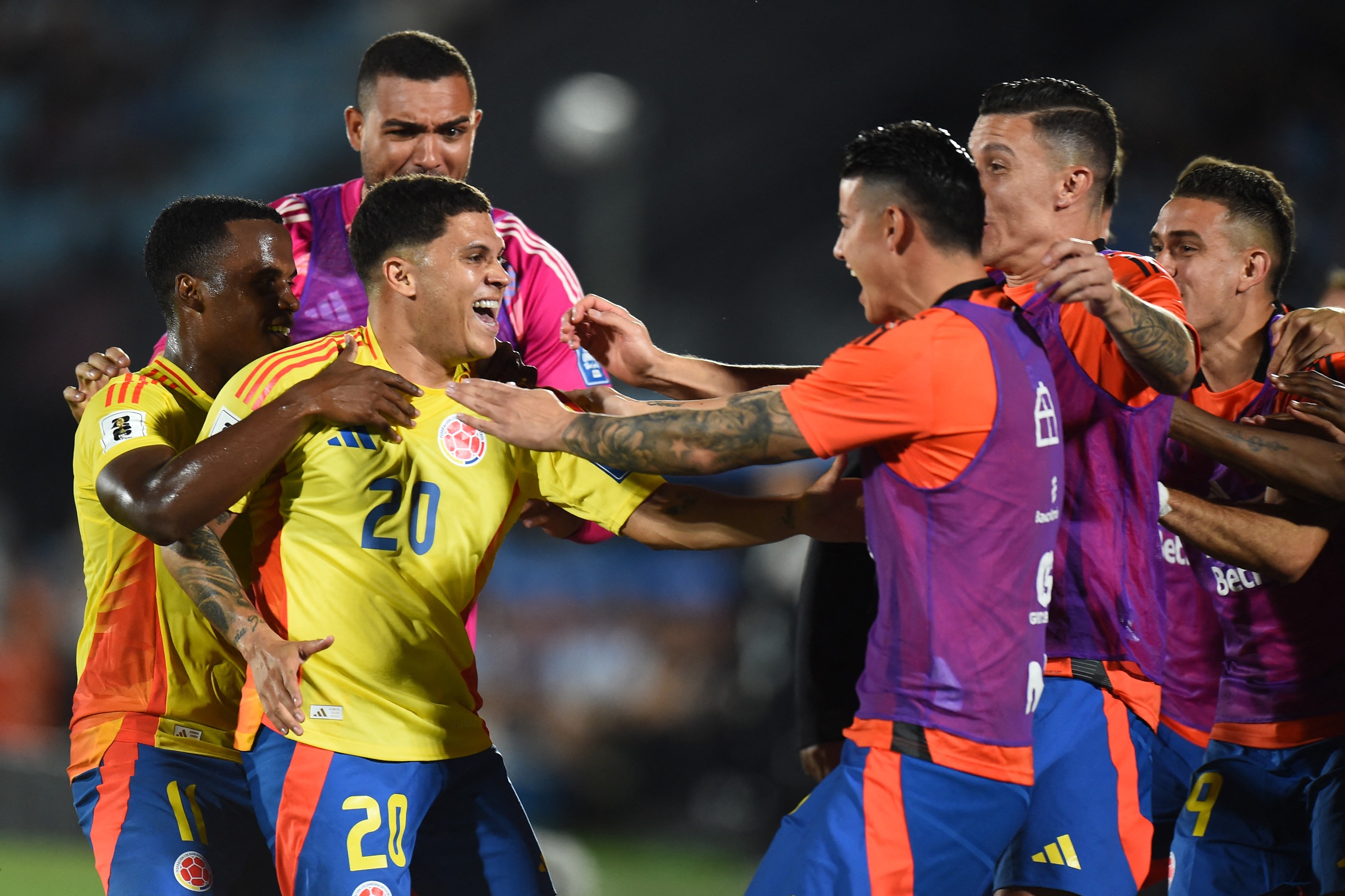 Juan Fernando Quintero celebra tras abrir el marcador del partido entre Uruguay y Colombia.