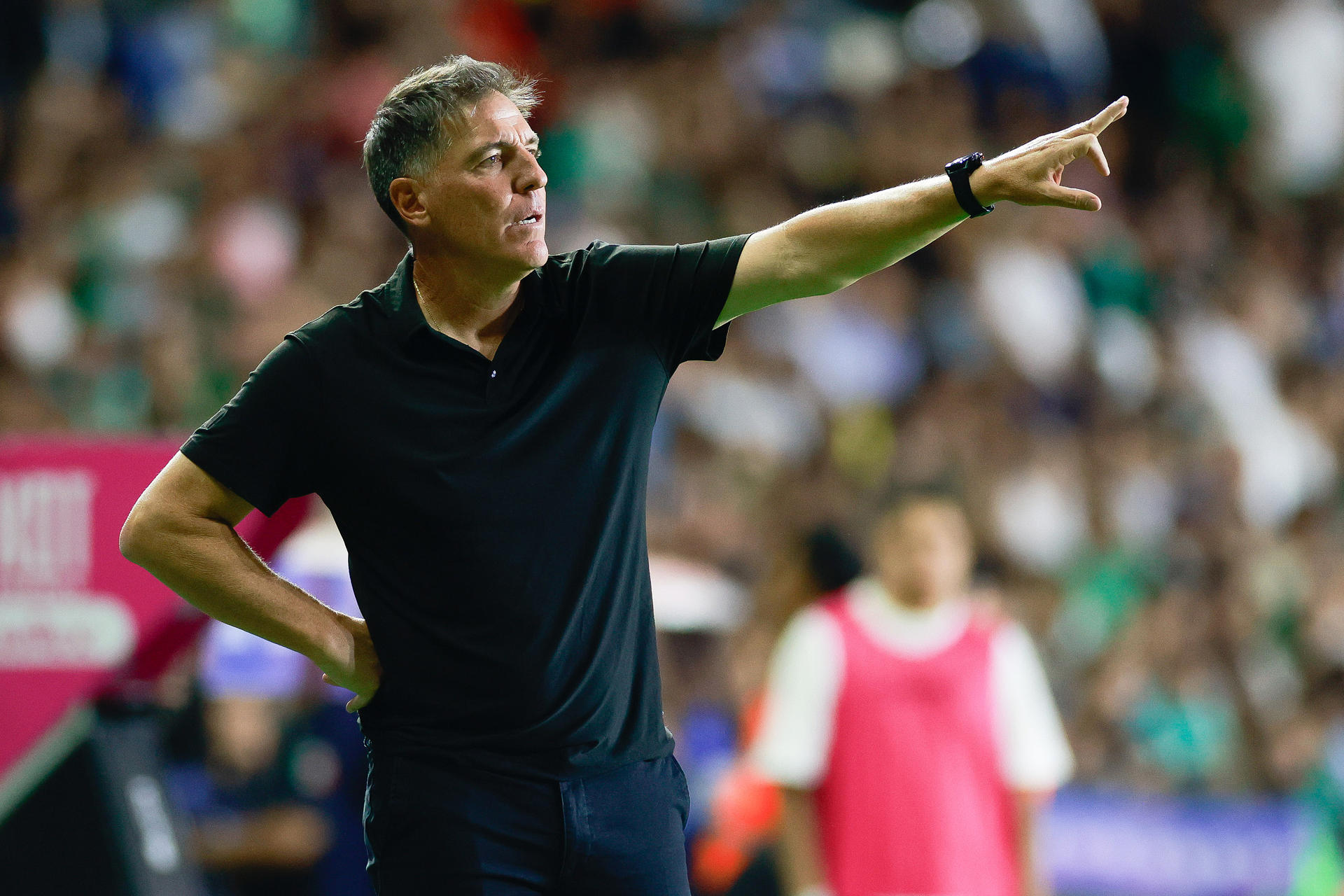 MEX373. LEÓN (MÉXICO), 20/04/2025.- El entrenador del León, Eduardo Berizzo, dirige este domingo, en un partido de la jornada 17 del torneo Clausura 2025 de la Liga MX entre León y Monterrey, en el estadio León en la ciudad de León (México). EFE/ Luis Ramírez
