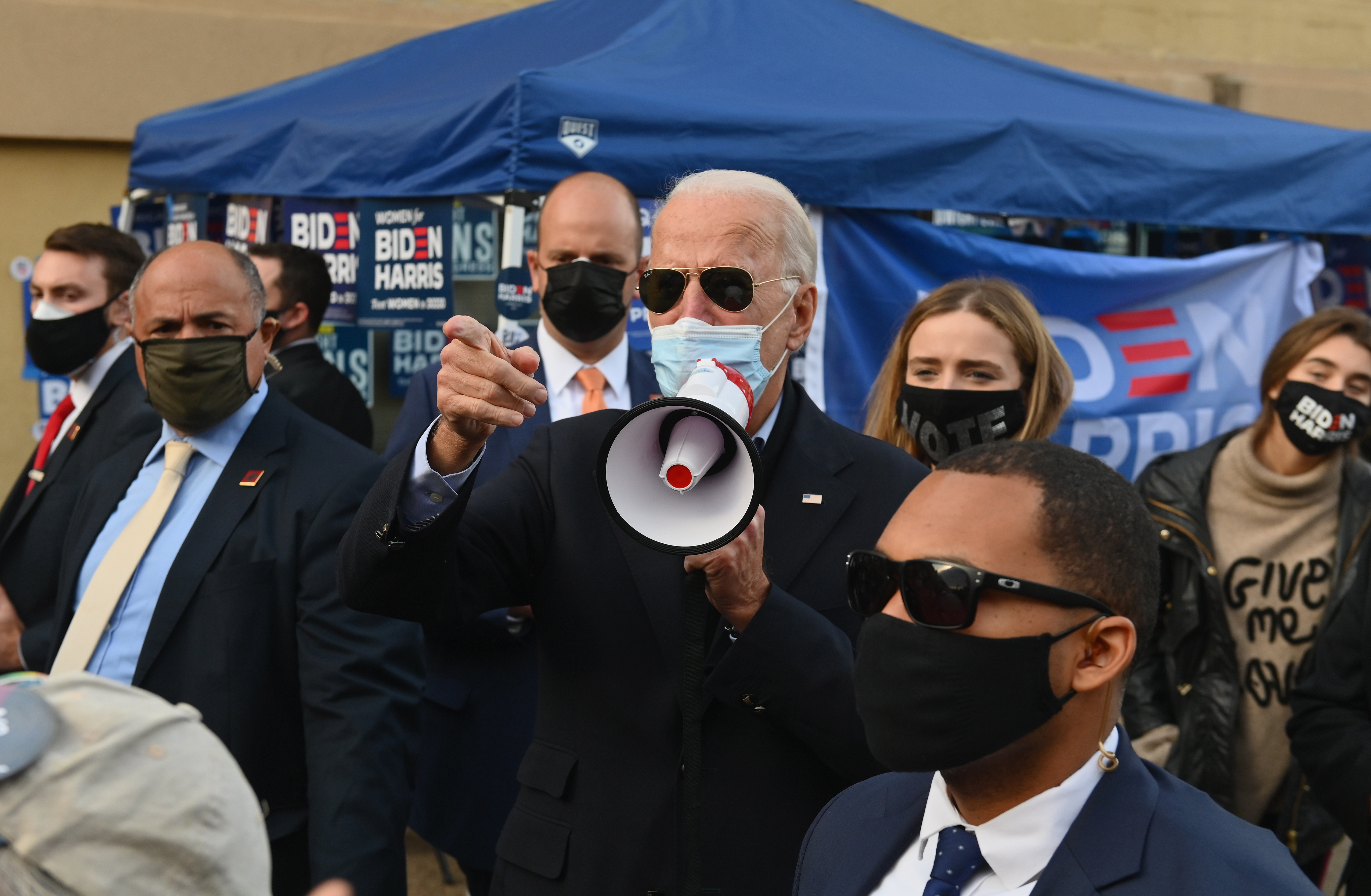 El candidato presidencial demócrata Joe Biden saluda a sus partidarios en Filadelfia, Pensilvania, el 3 de noviembre. Este es uno de los llamados estados bisagra durante las elecciones. La intención de voto es tan apretada en Pensilvania, que se convirtió en un estado decisivo a la hora de elegir quién se queda con la Casa Blanca. Biden lidera las encuestas de intención de voto con un 52 % mientras que Trump se queda atrás con el 47.3 %, de acuerdo con FiveThirtyEight.