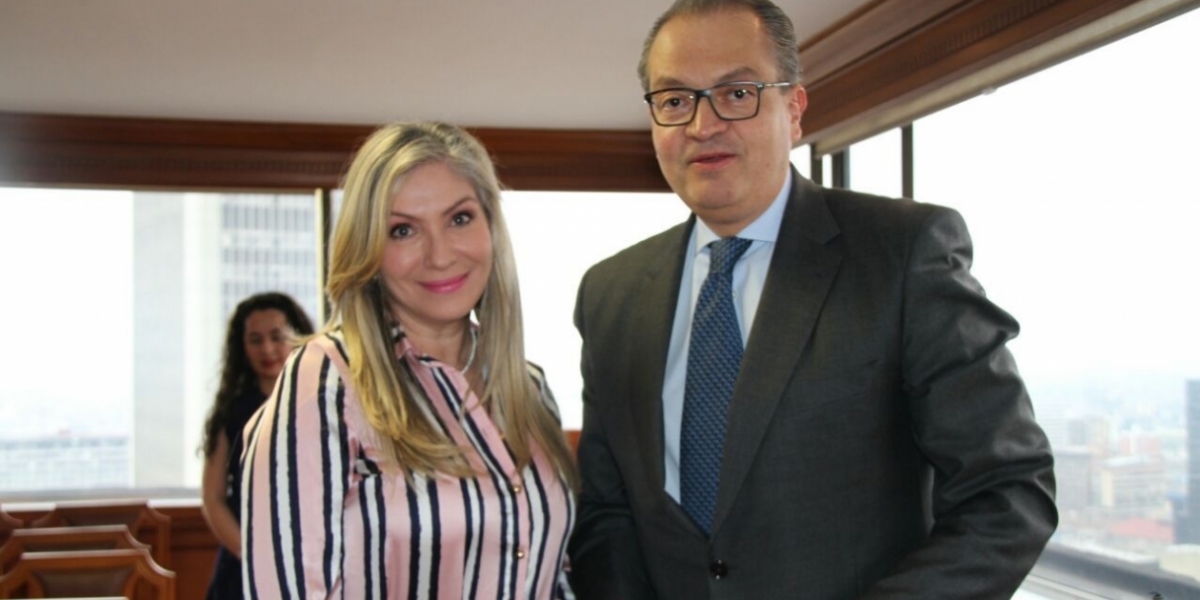 Liliana Cardona Chagui junto al procurador Fernando Carrillo el día de su posesión como procuradora delegada ante la Corte Suprema.