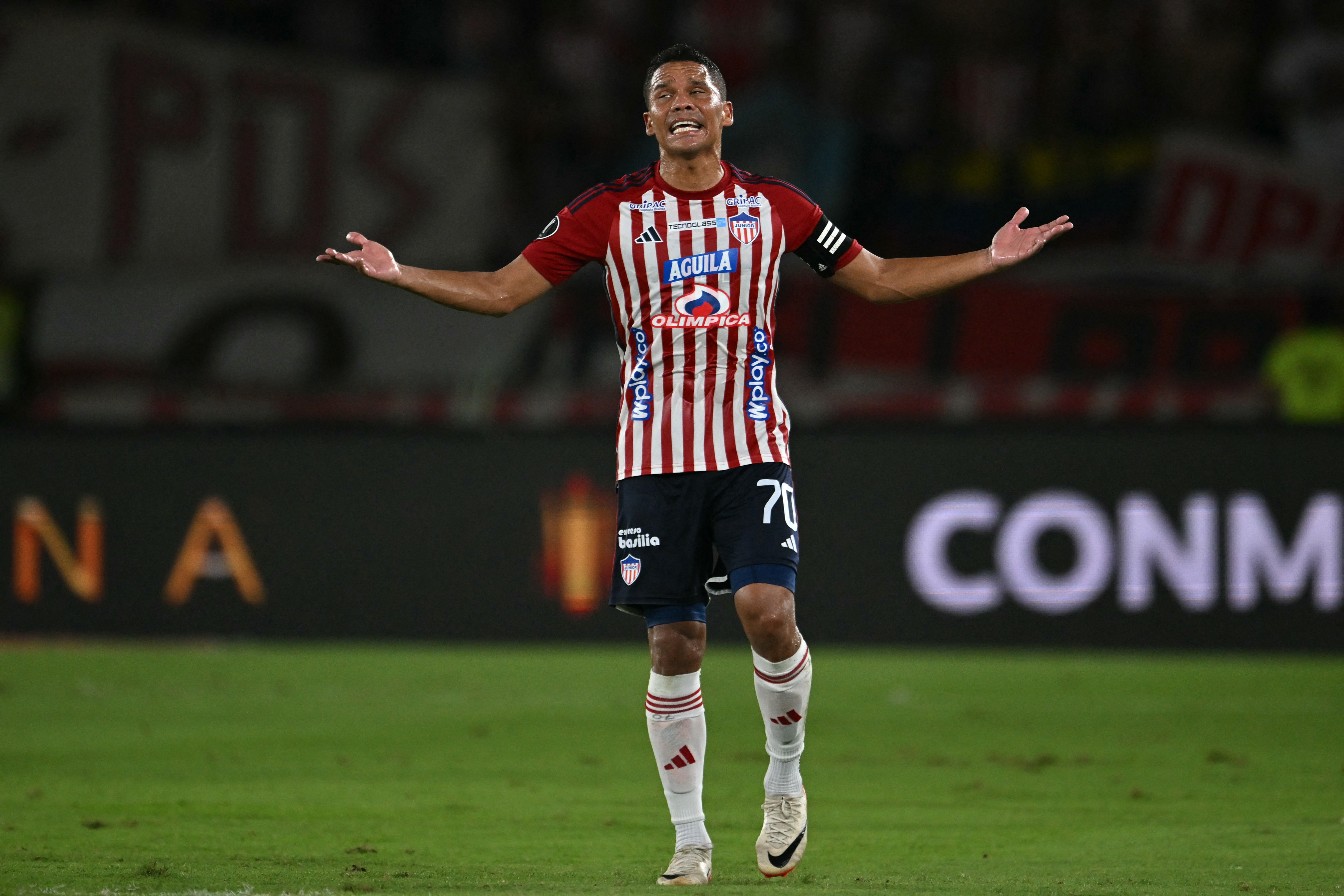 Carlos Bacca celebra tras anotar durante el partido de fútbol de vuelta de octavos de final de la Copa Libertadores entre Junior de Colombia y Colo Colo