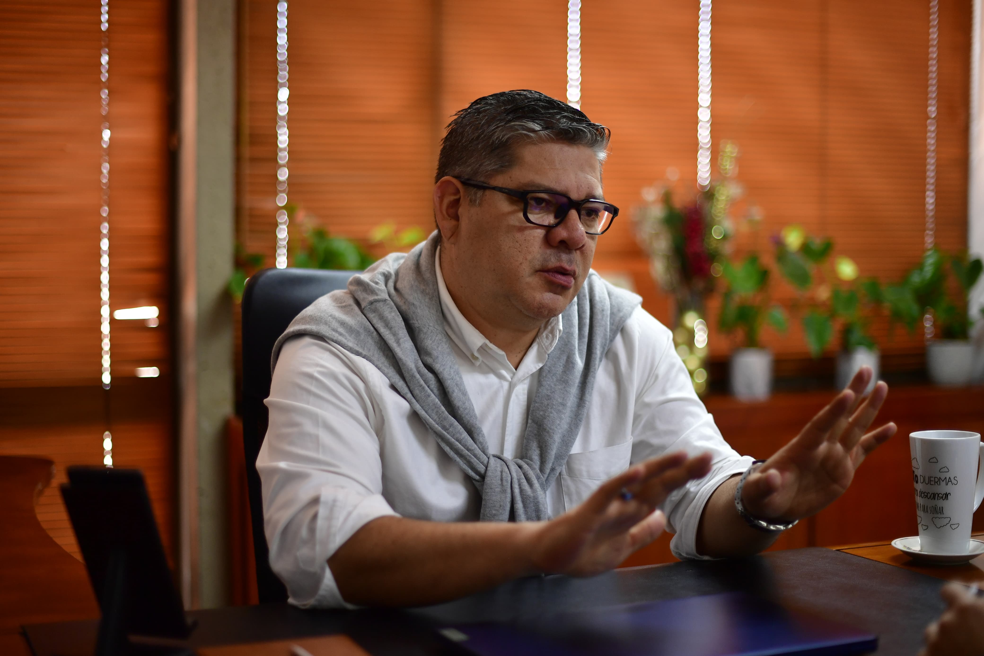 Casi es reclutado por FARC, erradicó coca y hoy dirige la política de drogas de Petro