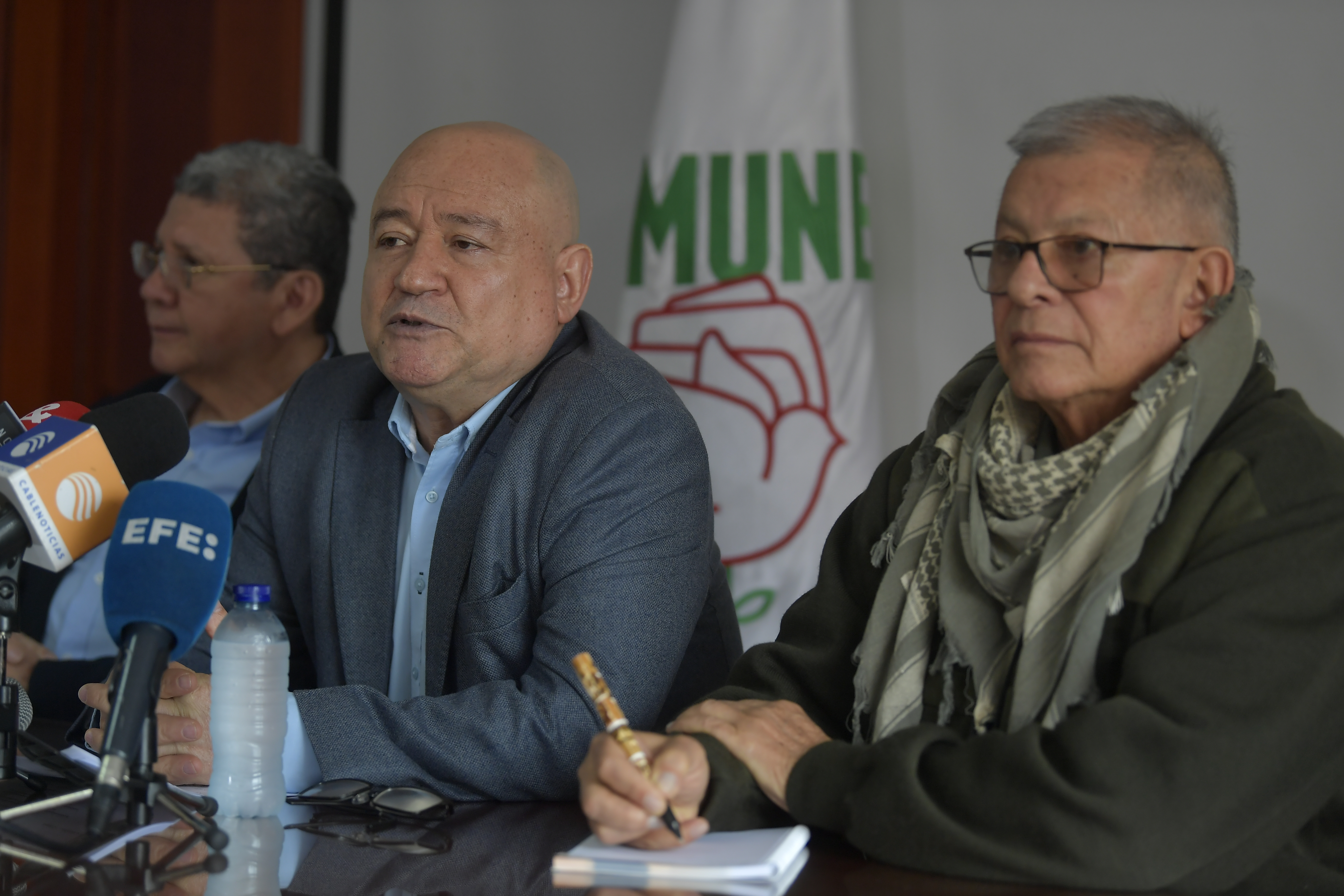 Los senadores de este partido político Pablo Catatumbo; Carlos Antonio Lozada y Rodrigo Granda Escobar, exintegrantes del secretariado de las FARC en rueda de prensa (izq-der).