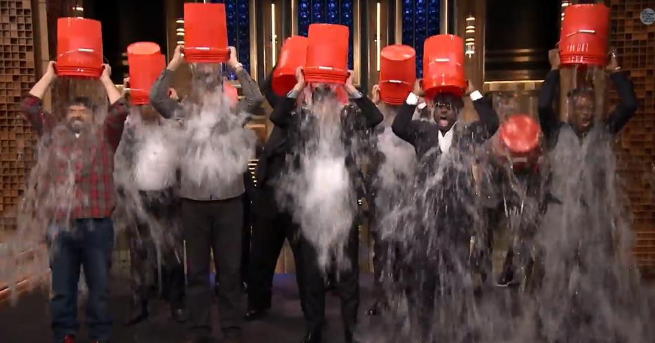 Ice bucket challenge, el reto de los famosos que hace eco en las redes