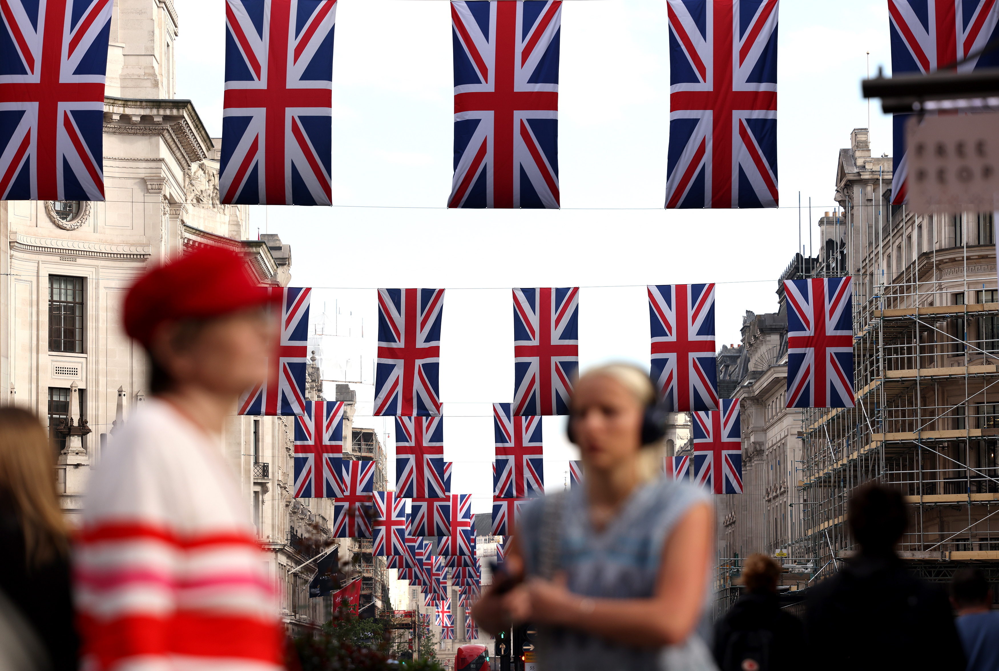 London (United Kingdom), 04/05/2023.- Union flags are flown on Regents Street in London, Britain, 04 May 2023. Britain's King Charles III's Coronation takes place at Westminster Abbey in London on 06 May 2023. (Reino Unido, Londres) EFE/EPA/CATHAL MCNAUGHTON