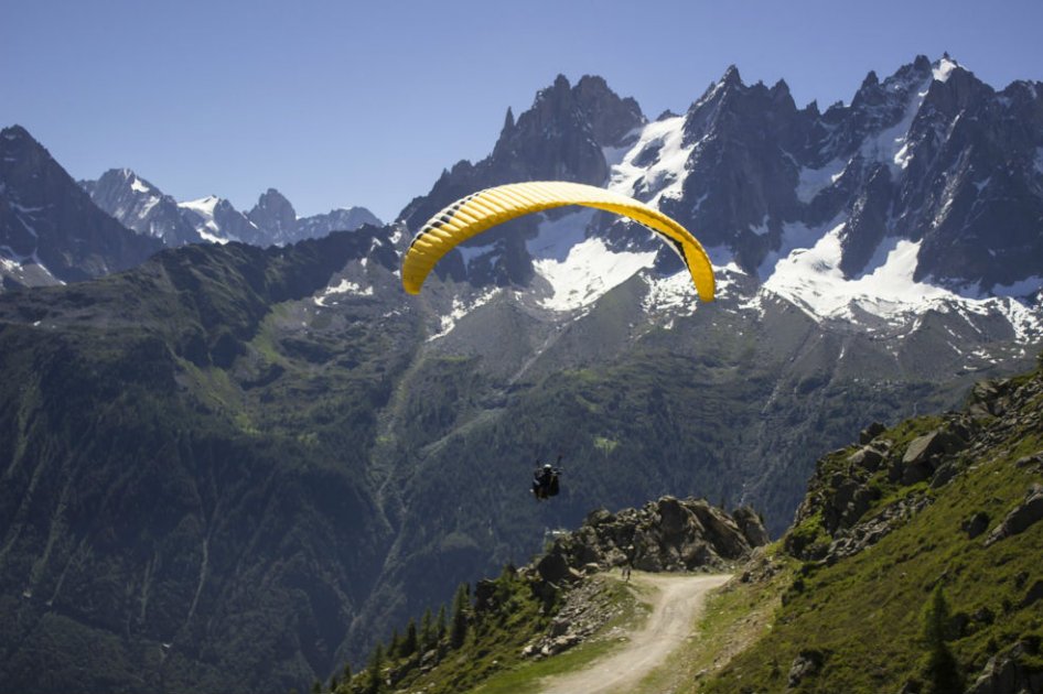 Parapentista español sufre caída mortal en los Alpes franceses