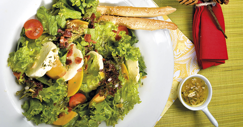 Receta del día: ensalada de mozarella, duraznos y tocineta con vinagreta de miel y tomillo