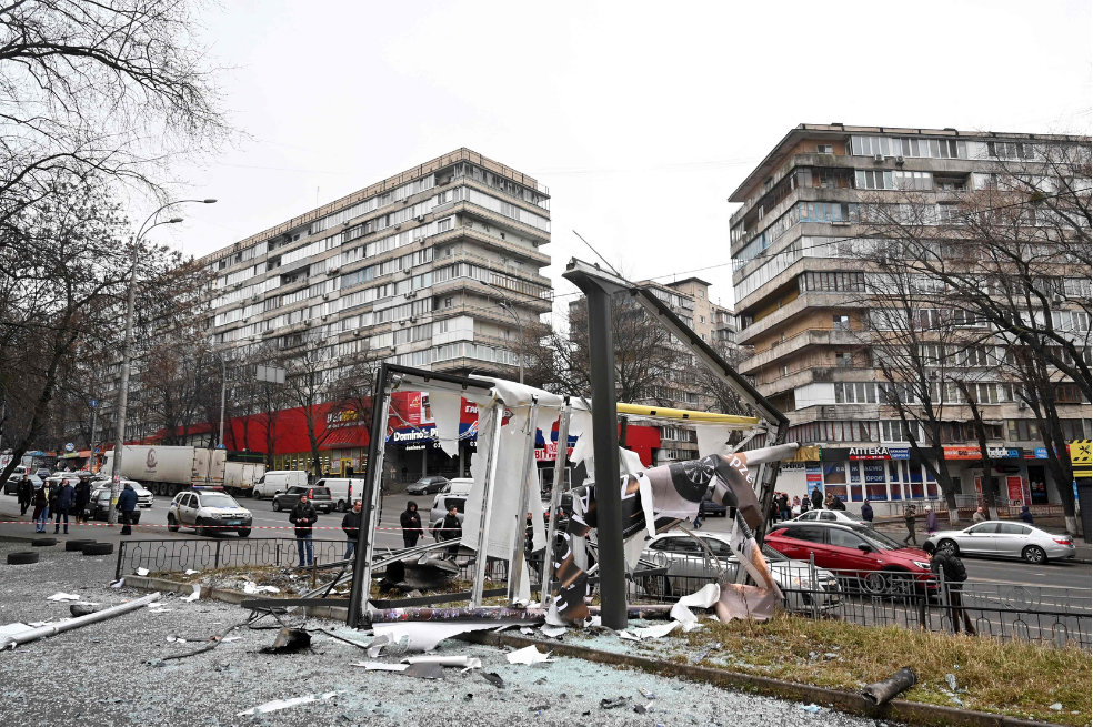 El 24 de febrero del 2022, luego de la ofensiva militar rusa en Ucrania, se ve a algunas personas fuera del área acordonada cerca de los restos de un proyectil.