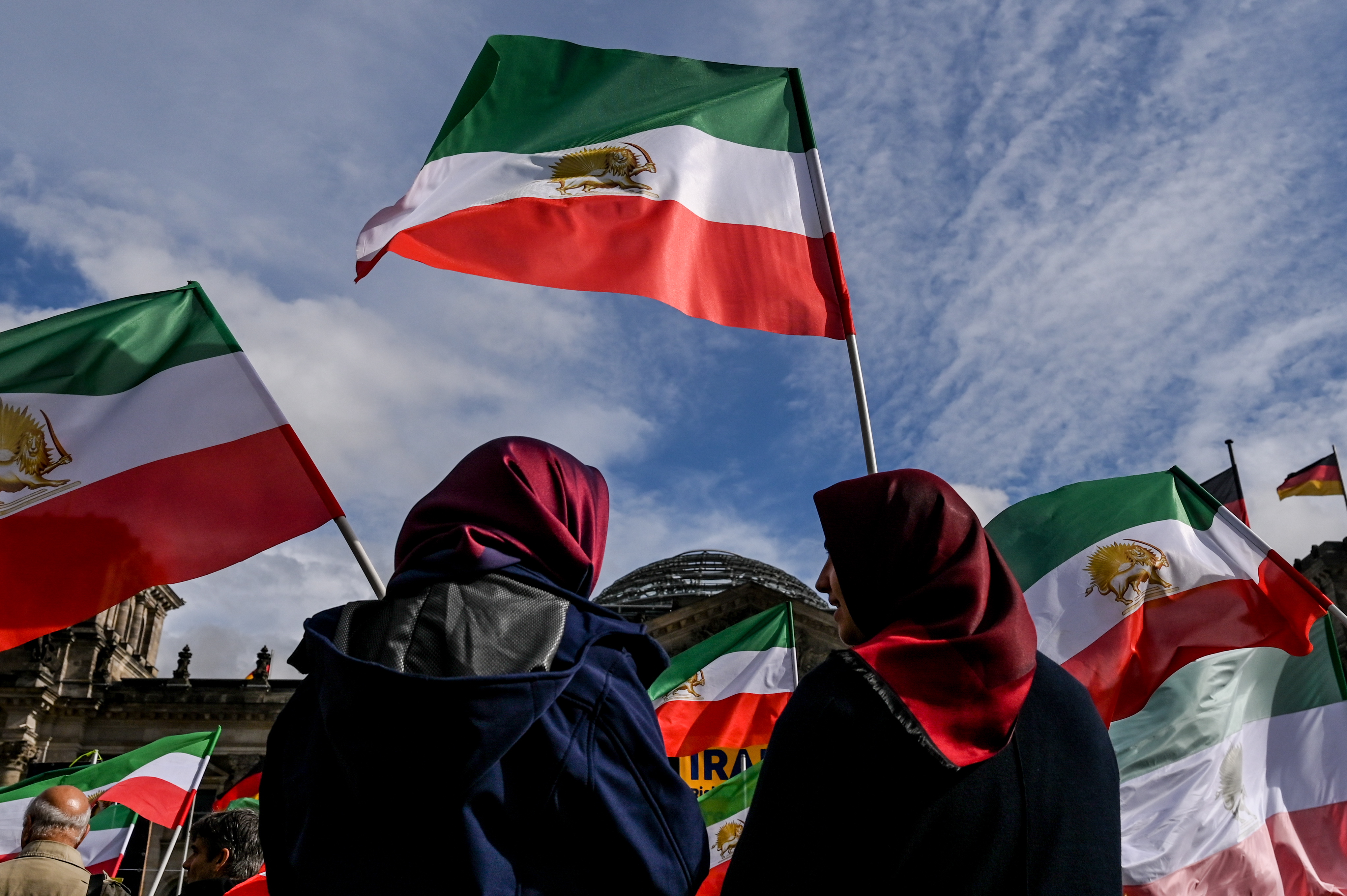 Protestas sin descanso en Irán:  niñas se unen a la revolución contra la hijab