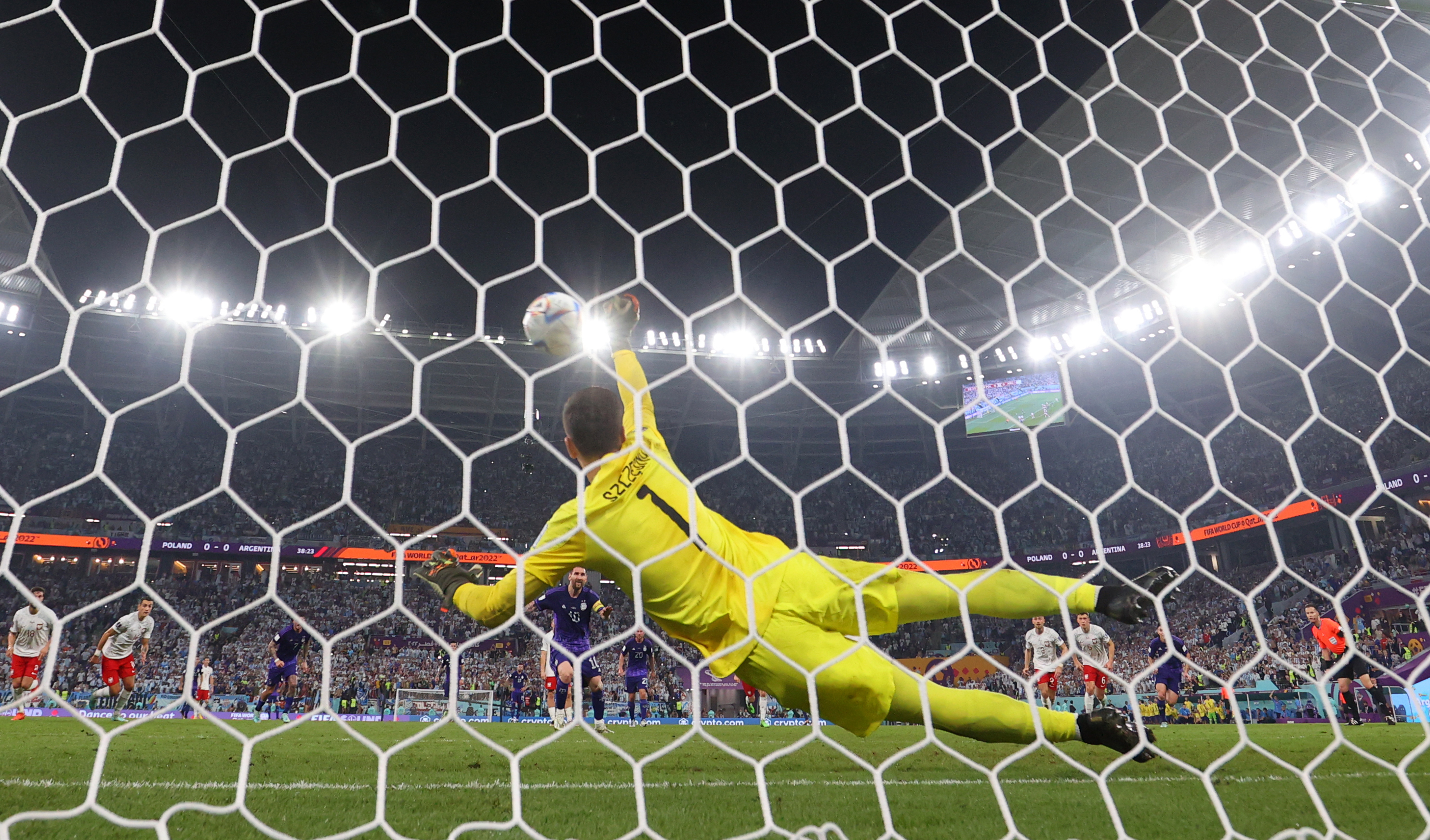 GR3009. DOHA (CATAR), 30/11/2022.-   Tomas Szczesny arquero de Polonia detiene un panalti hoy, en un partido de la fase de grupos del Mundial de Fútbol Qatar 2022 entre Polonia y Argentina en el Estadio 974 en Doha (Catar). EFE/Juan Ignacio Roncoroni