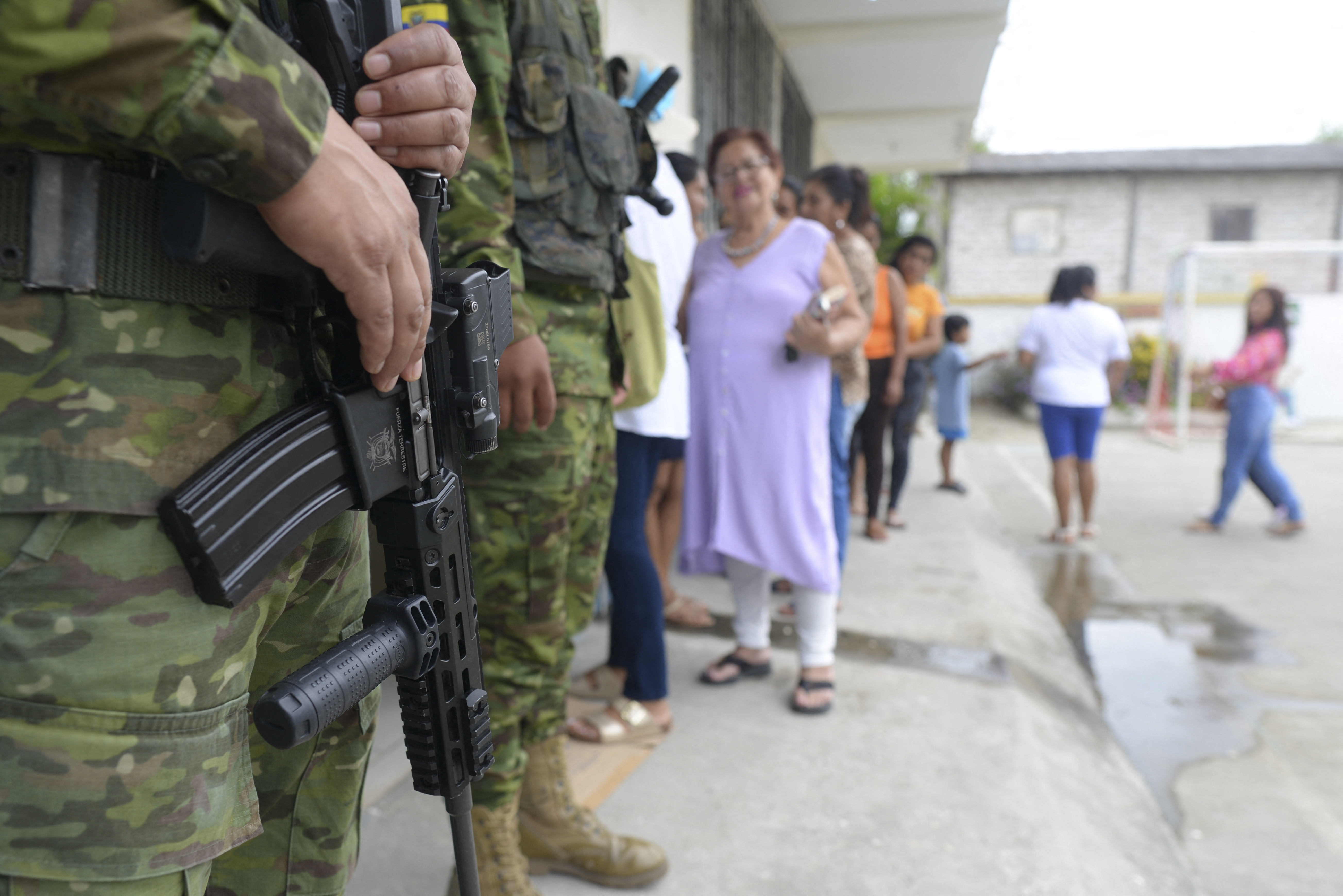 Noboa se aferra a los militares y a su popularidad para adelantar reformas en Ecuador