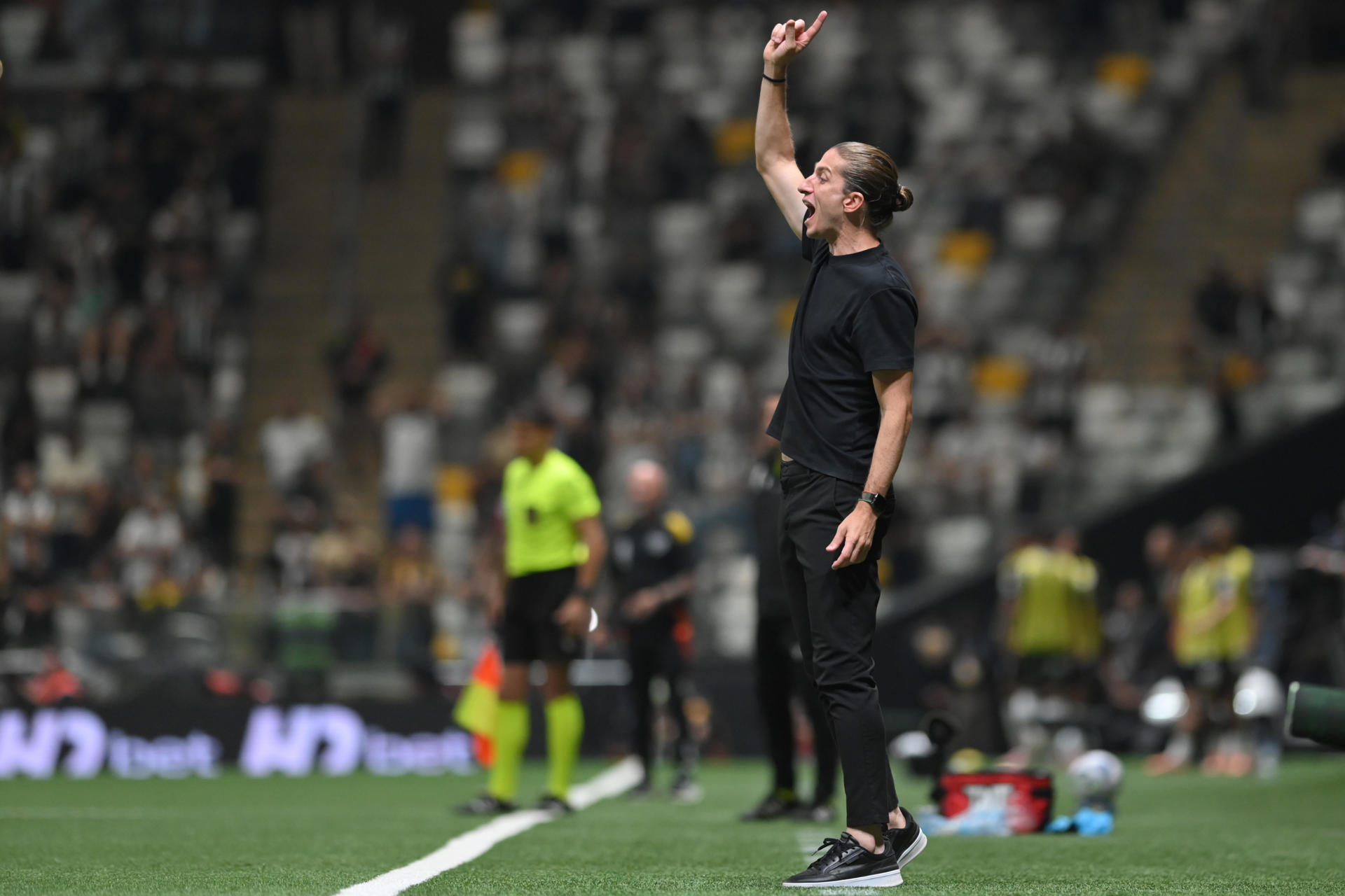 AMDEP9622. BELO HORIZONTE (BRASIL), 25/11/2025.- El entrenador Filipe Luis de Flamengo reacciona este martes, en un partido del Campeonato Brasileño Serie A entre Atlético Mineiro y Flamengo en el estadio Arena MRV, en Belo Horizonte (Brasil). EFE/ Joao Guilherme Arenazio
