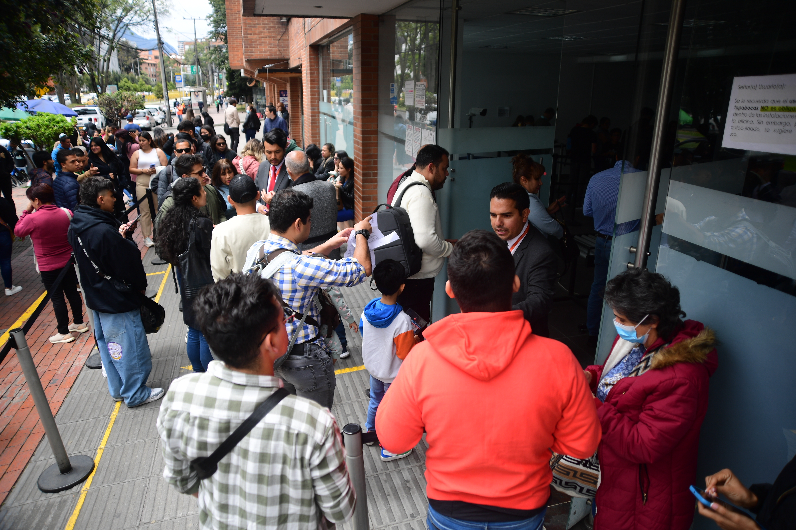 Pasaportes y cédulas de extranjería: la pelea tras dos licitaciones en crisis