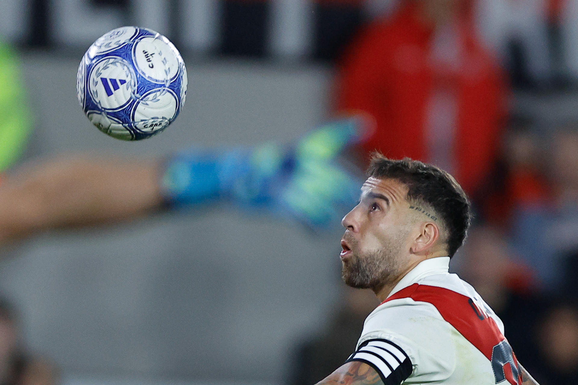 FOTODELDÍA AME2895. BUENOS AIRES (ARGENTINA), 25/07/2026.- Nicolás Otamendi de River controla el balón este sábado, en un partido de la Liga Argentina entre River Plate y Barracas Central en el estadio Monumental, en Buenos Aires (Argentina). EFE/ Juan Ignacio Roncoroni