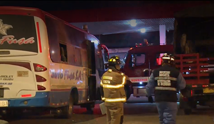 Con bomba molotov incendiaron bus en estación de gasolina al sur de Bogotá