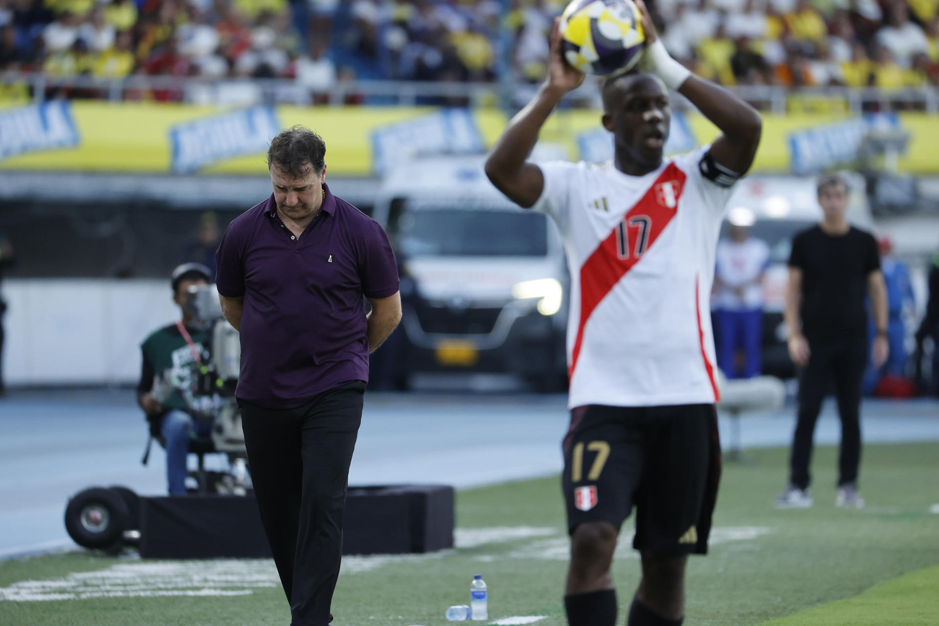 . BARRANQUILLA (COLOMBIA), 06/06/2025.- El seleccionador de Colombia Néstor Lorenzo (i) reacciona este viernes, en un partido por las eliminatorias sudamericanas para el Mundial 2026 entre las selecciones de Colombia y Perú en el estadio Metropolitano en Barranquilla (Colombia). EFE/Mauricio Dueñas Castañeda
