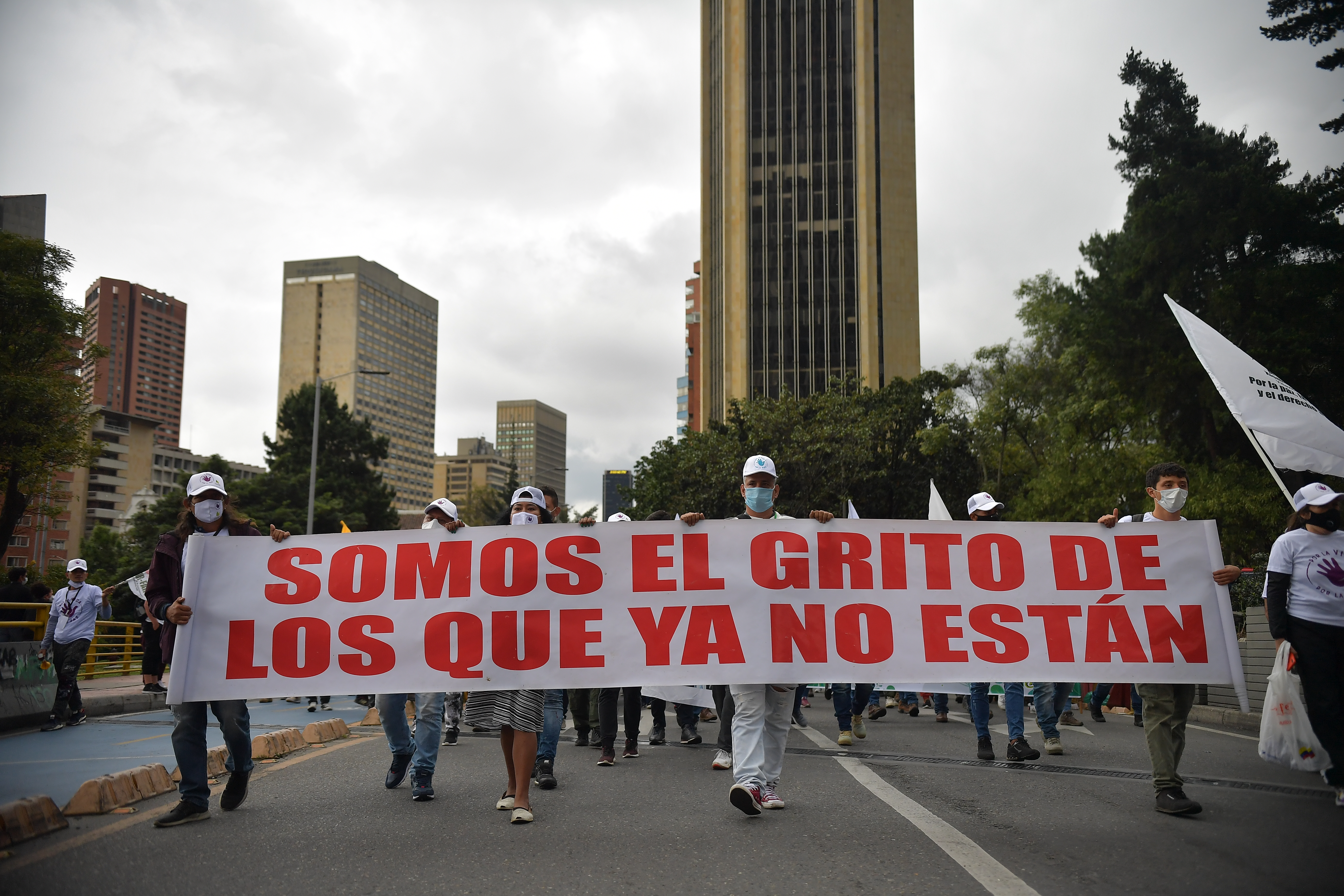 Marcha de excombatientes en la denominada peregrinación por la vida y la paz que llego a la Plaza de Bolivar de Bogotá para rechazar asesinatos en su contra