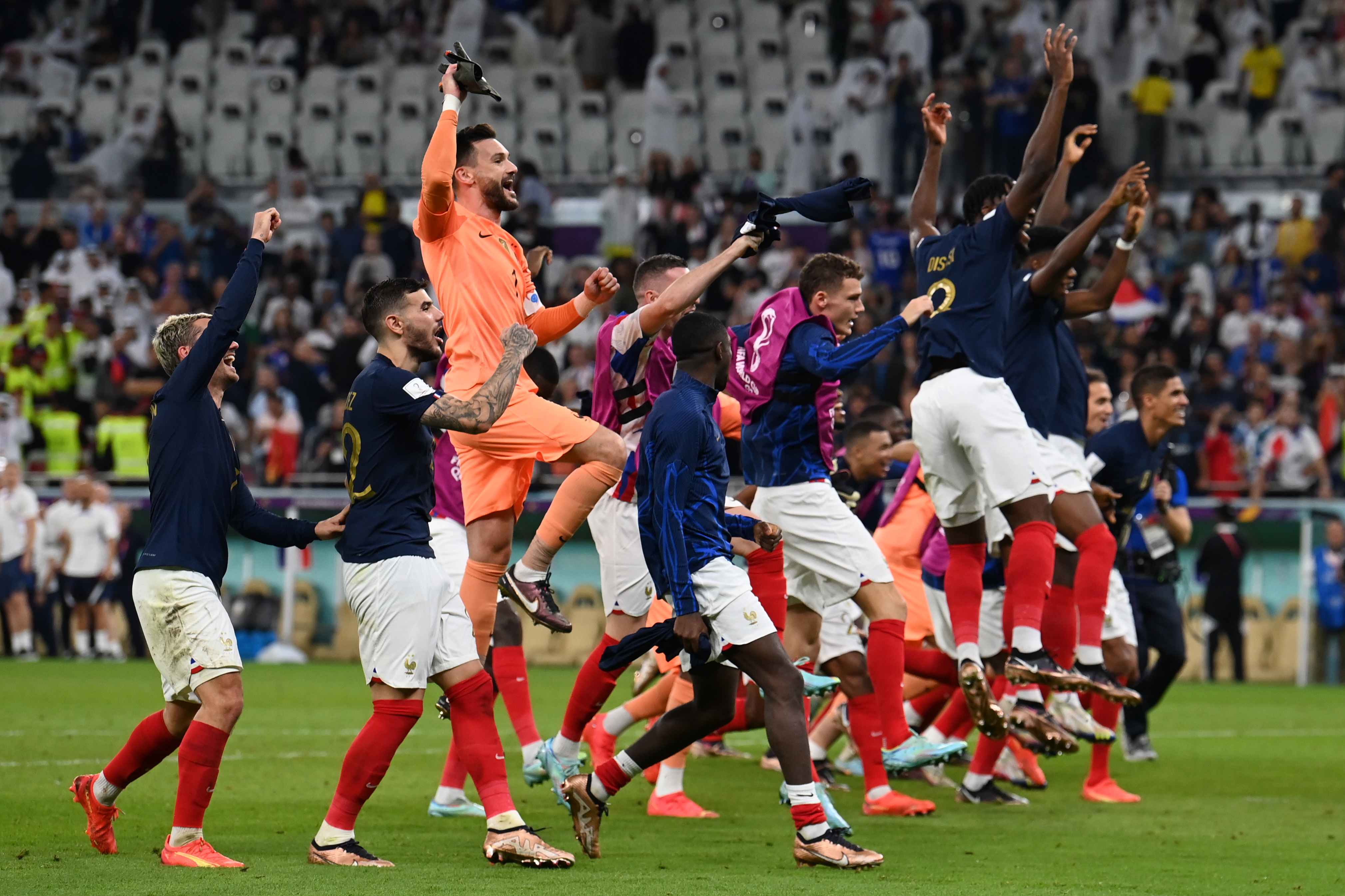 Doha (Qatar), 04/12/2022.- Players of France celebrate after the FIFA World Cup 2022 round of 16 soccer match between France and Poland at Al Thumama Stadium in Doha, Qatar, 04 December 2022. (Mundial de Fútbol, Francia, Polonia, Catar) EFE/EPA/Georgi Licovski