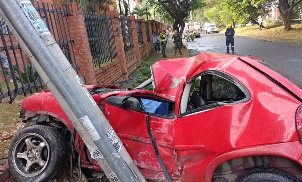 Carro se estrelló contra conjunto residencial y dejó una persona fallecida en Cali